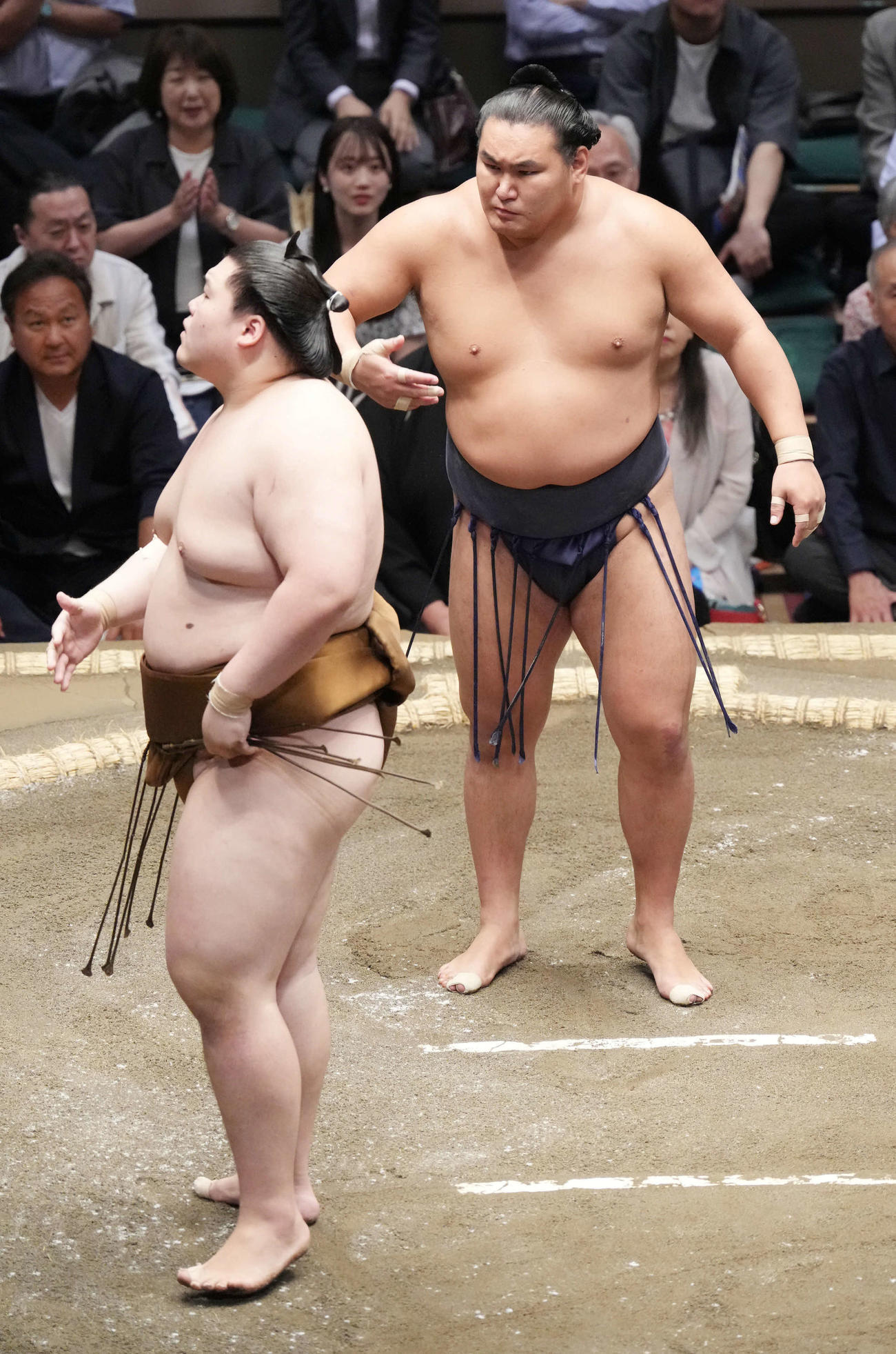 まわしをたたいて挑発する豊昇龍（右）から視線をそらす王鵬（撮影・小沢裕）