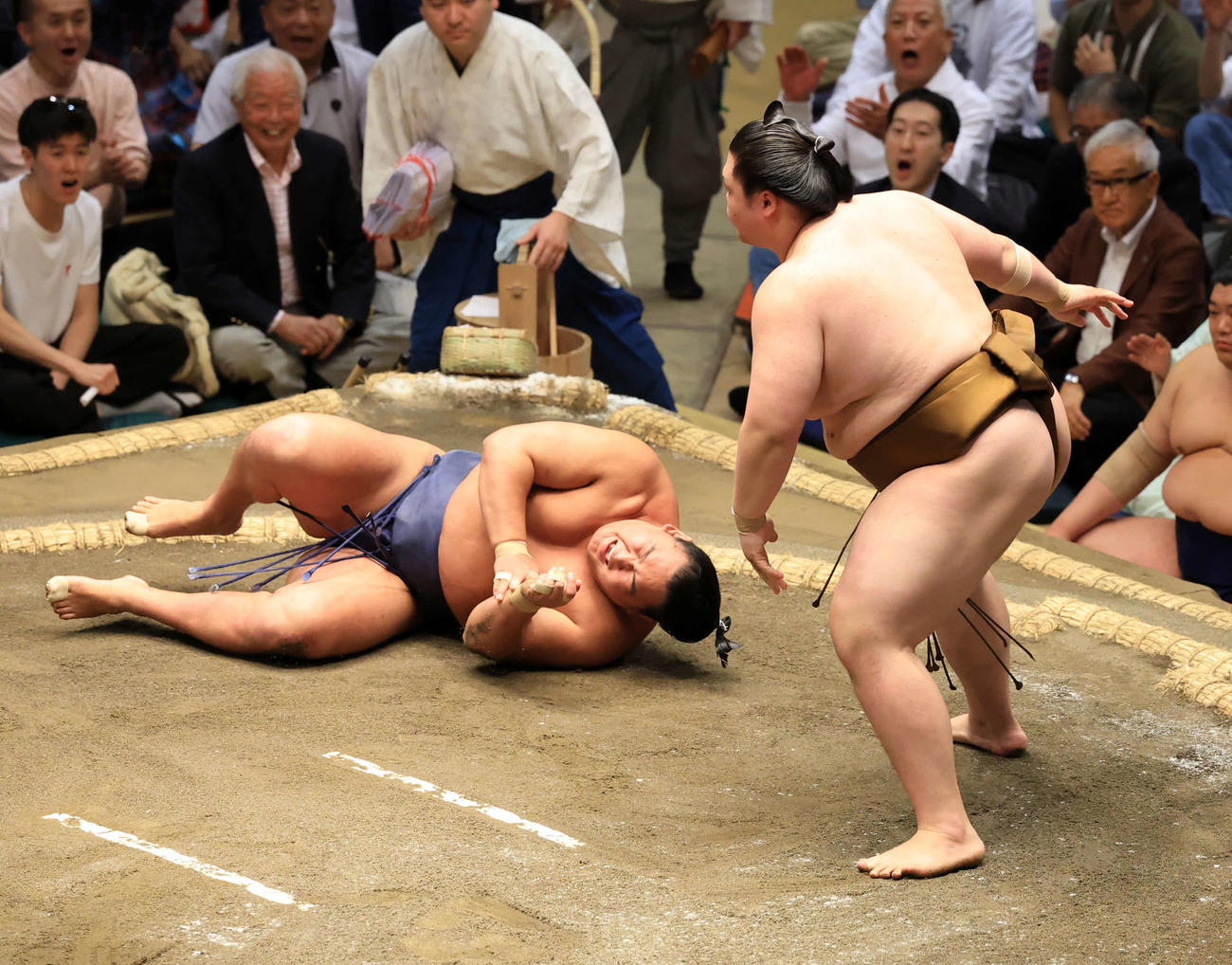 王鵬（右）にはたき込みで敗れる豊昇龍（撮影・浅見桂子）
