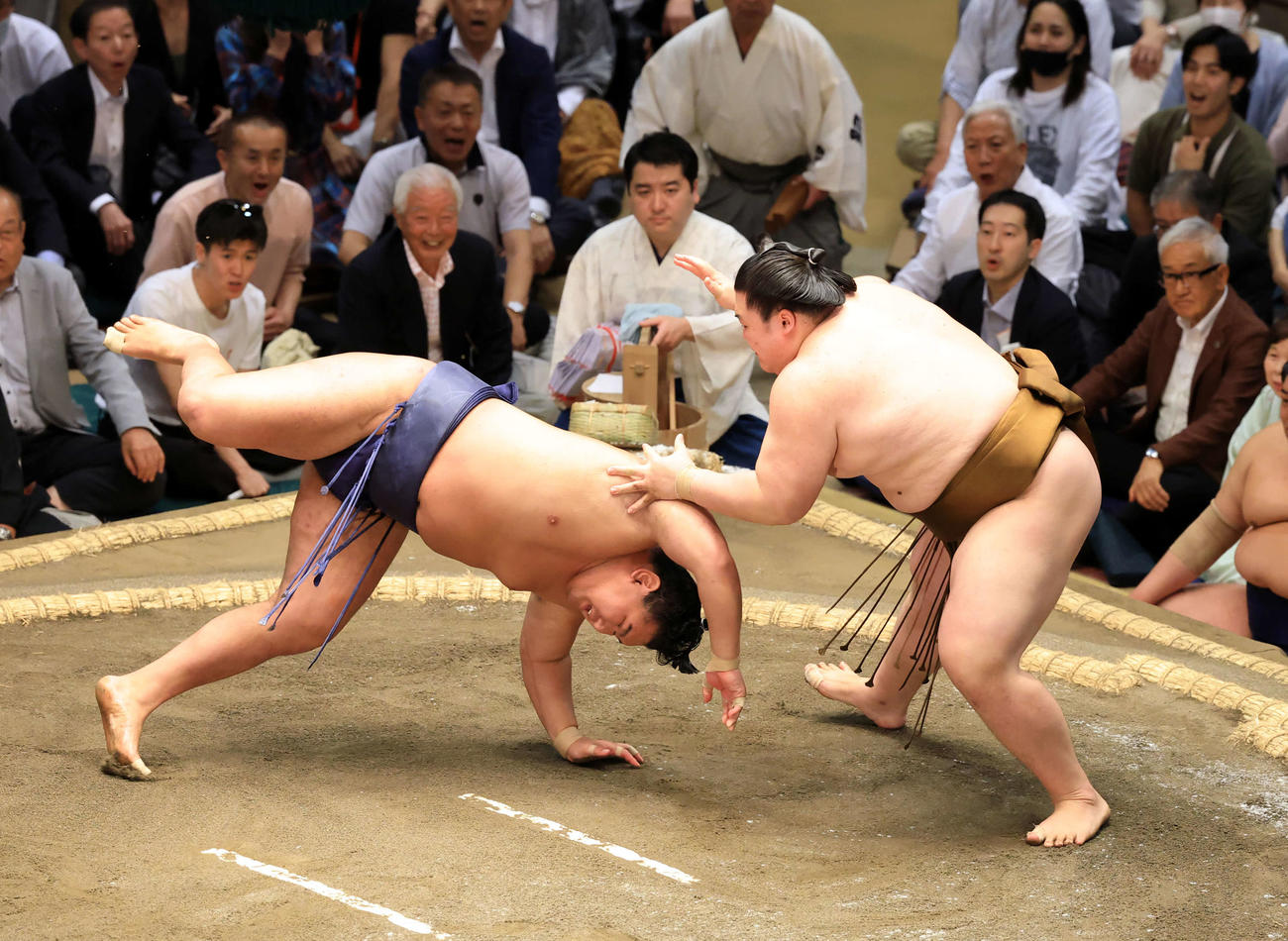 豊昇龍（左）をはたき込みで破る王鵬（撮影・浅見桂子）