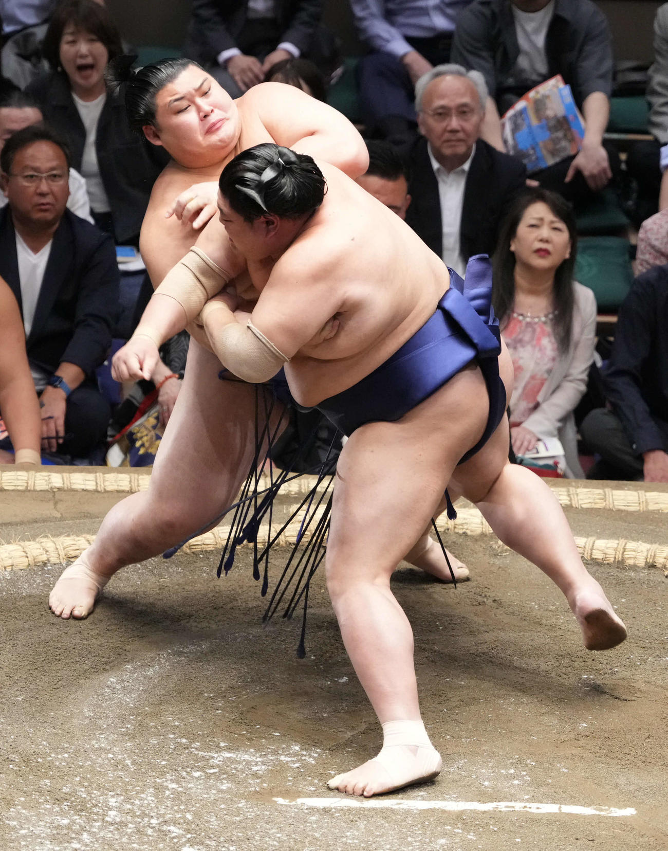 阿炎（右）ののど輪攻めをいなす大の里（撮影・小沢裕）