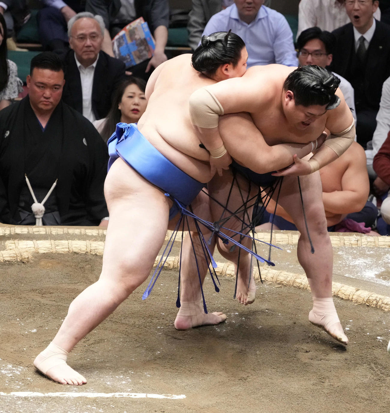 阿炎（右）の背後にまわる大の里（撮影・小沢裕）