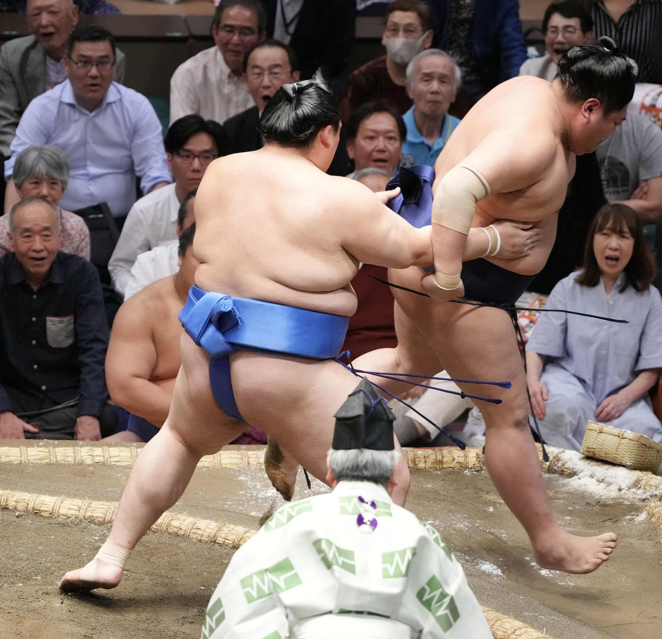 阿炎（右）を送り出しで退ける大の里（撮影・小沢裕）