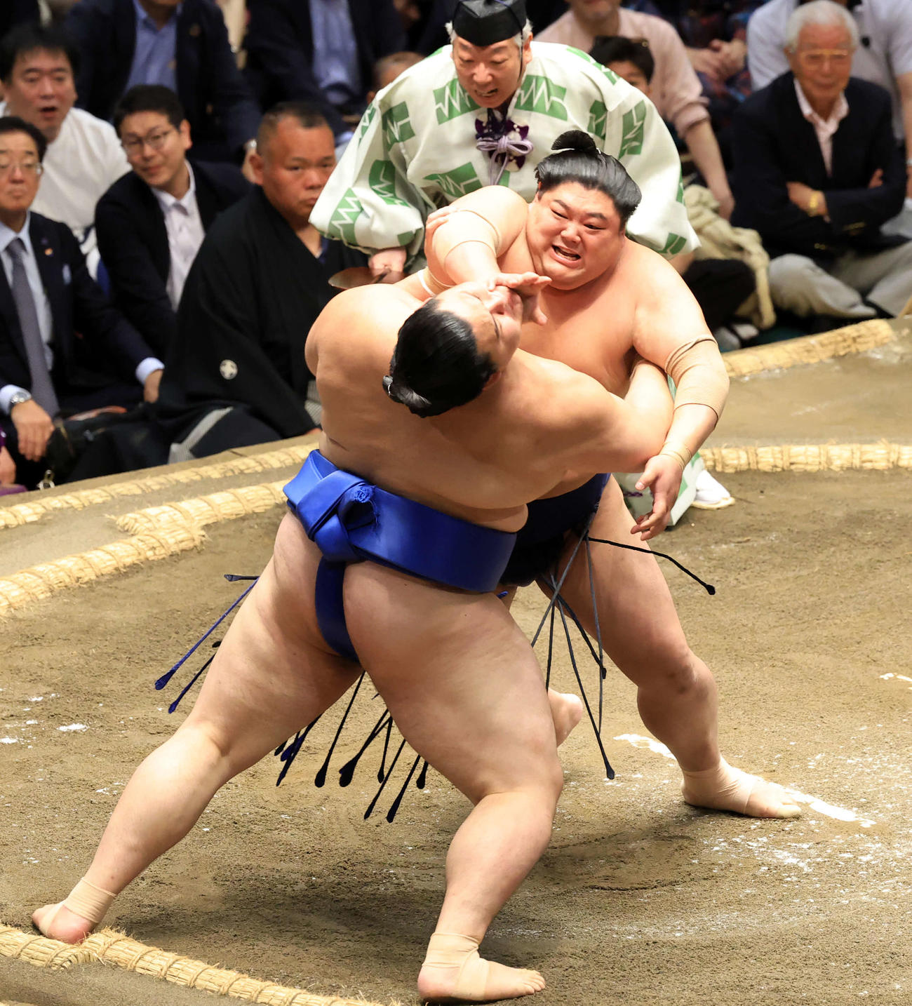 大の里（手前）を果敢に攻める阿炎（撮影・浅見桂子）