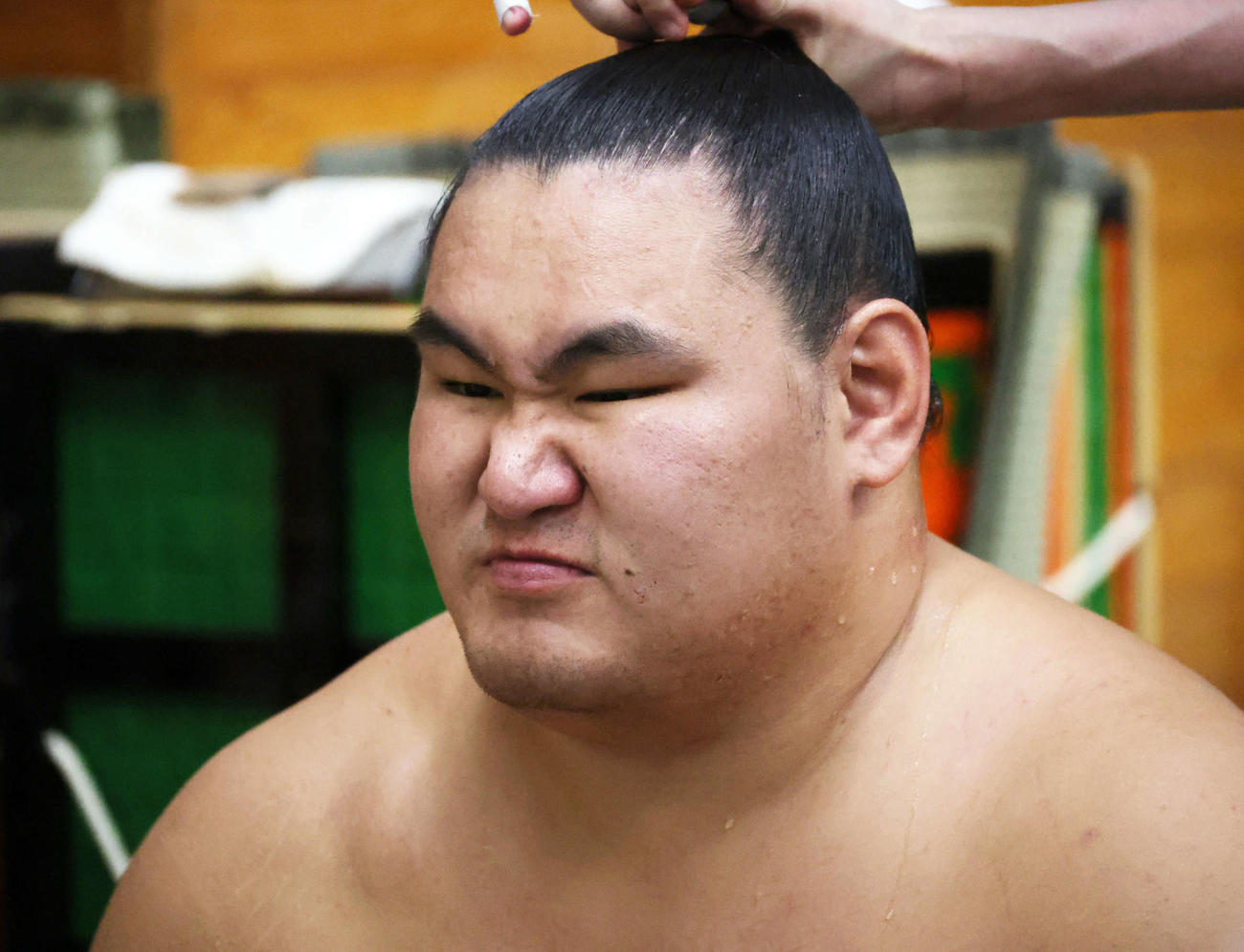 支度部屋で悔しそうな表情を見せる豊昇龍