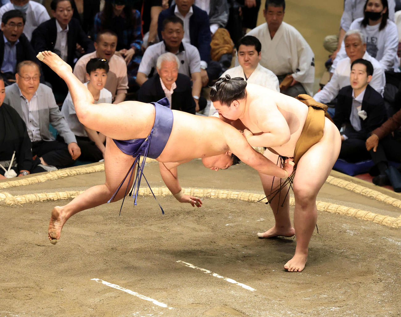 豊昇龍（左）をはたき込みで破る王鵬（撮影・浅見桂子）