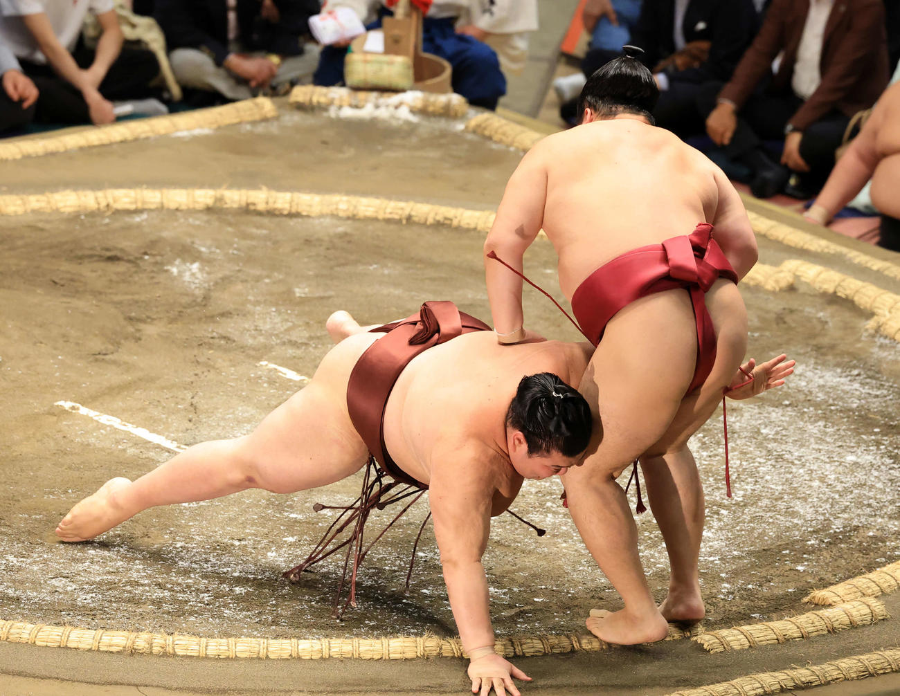 熱海富士（左）を肩透かしで破る遠藤（撮影・浅見桂子）