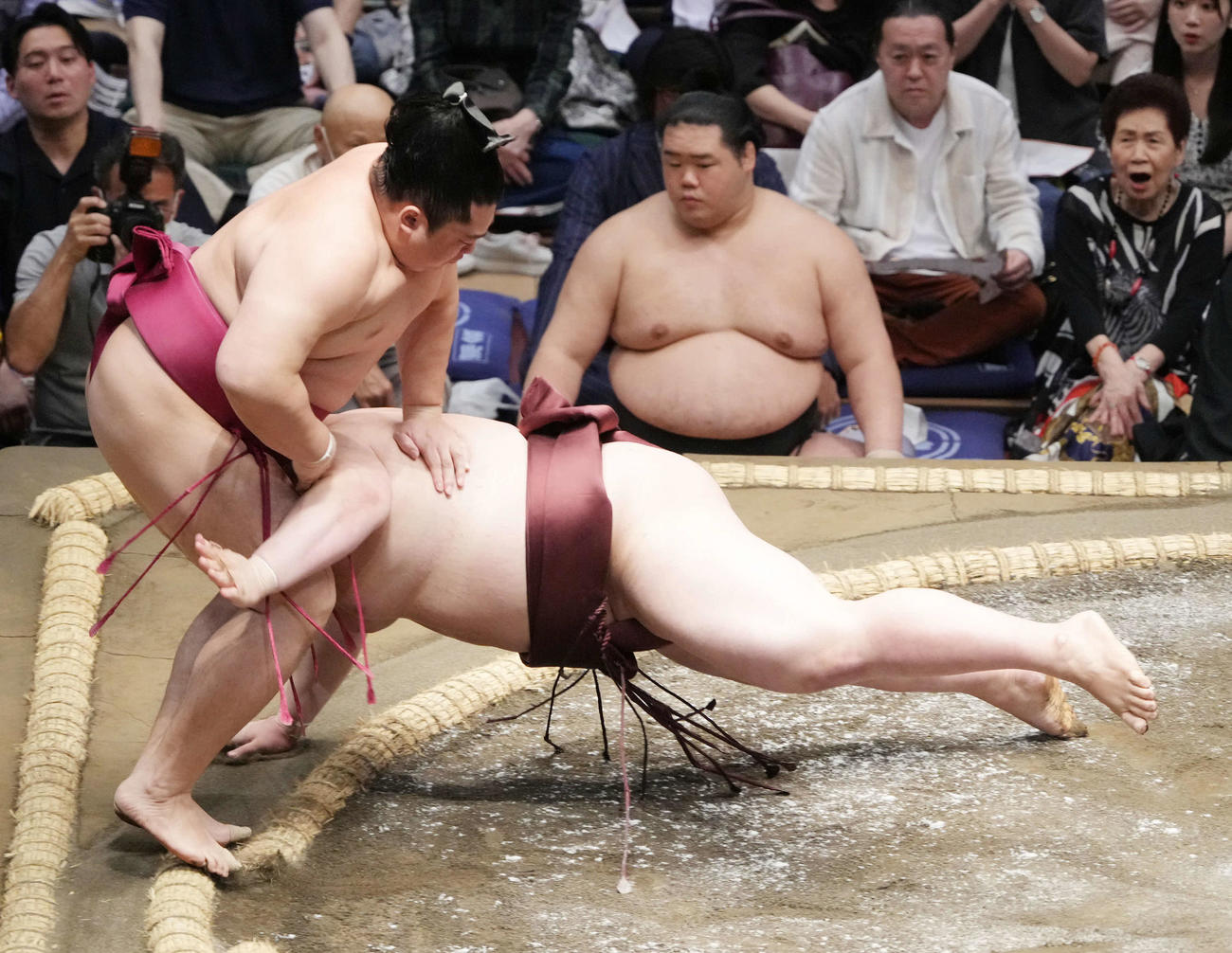 遠藤は熱海富士（右）を肩透かしで破る（撮影・小沢裕）