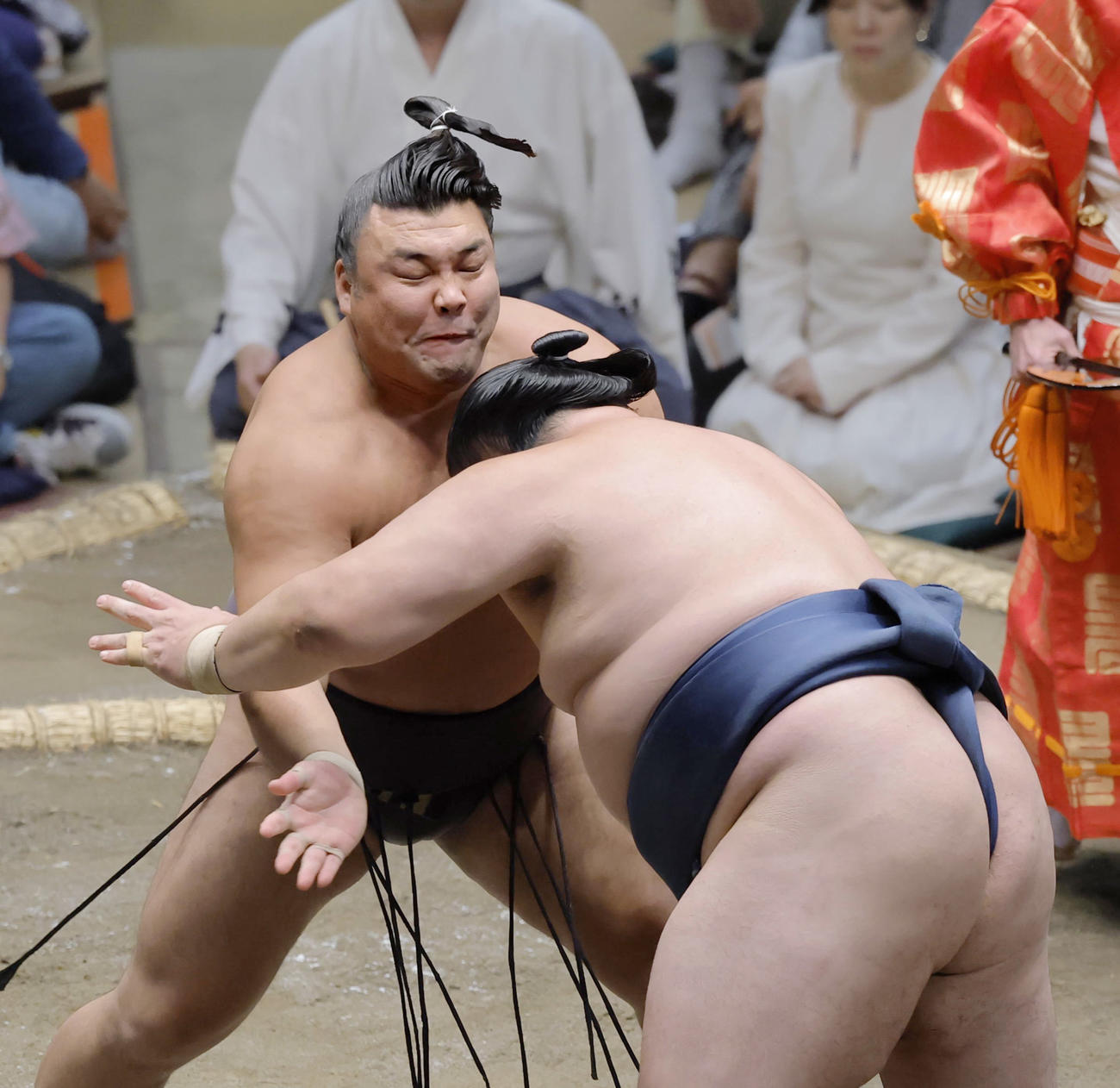 玉鷲（右）を攻める霧島。寄り切りで破る（共同）
