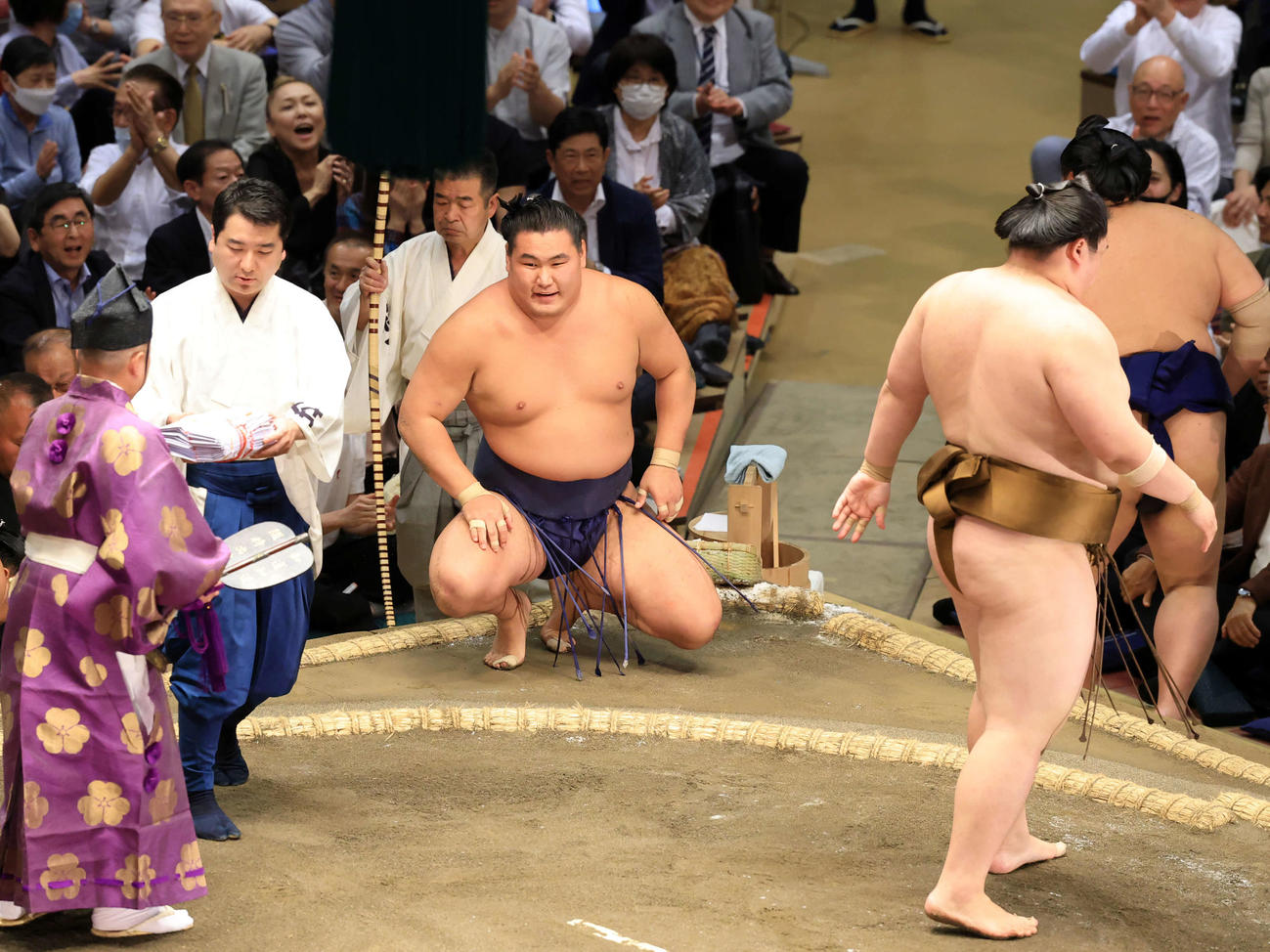 王鵬（手前）にはたき込みで敗れ悔しそうな豊昇龍（撮影・浅見桂子）