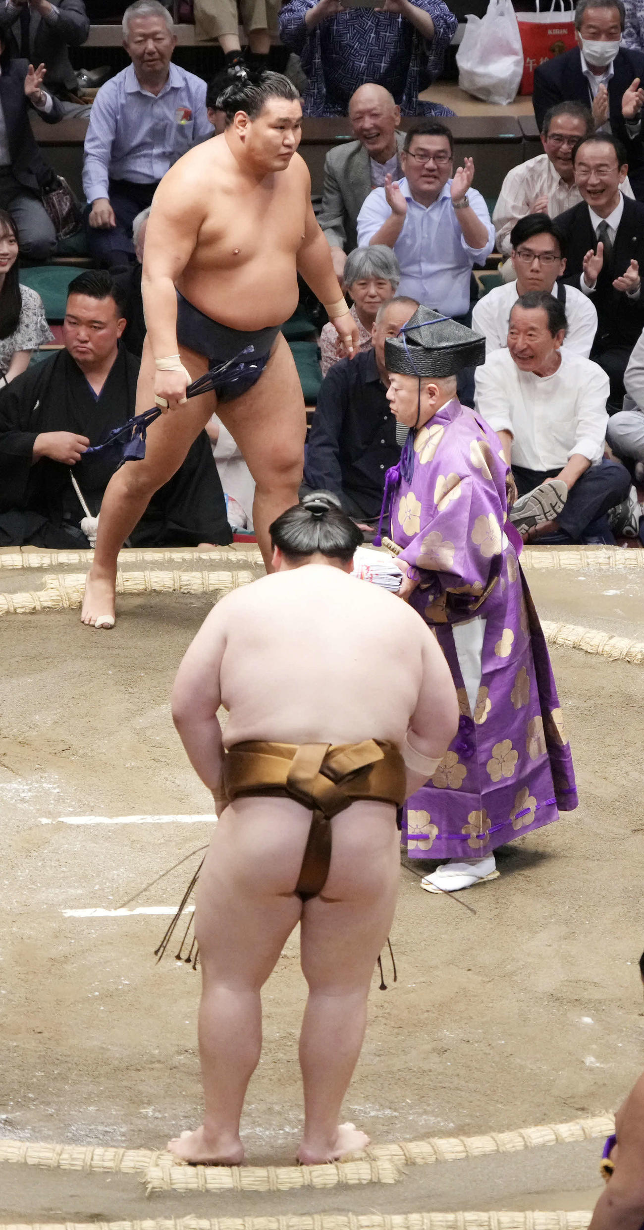 豊昇龍は王鵬（手前）にはたき込みで敗れる（撮影・小沢裕）