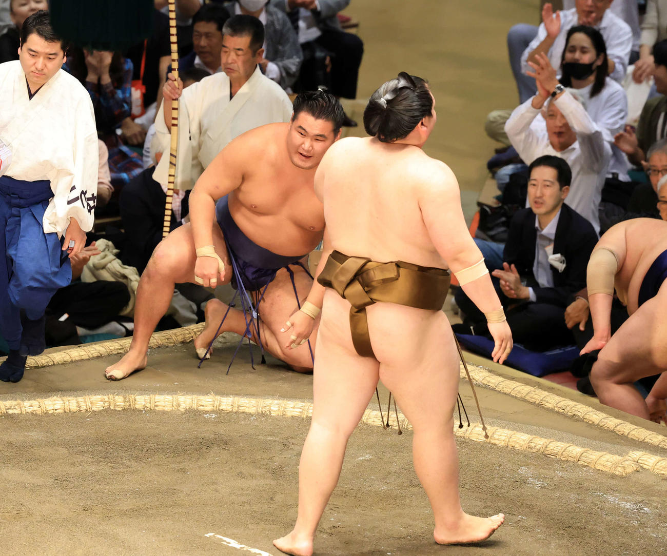 王鵬（手前）にはたき込みで敗れ悔しそうな豊昇龍（撮影・浅見桂子）