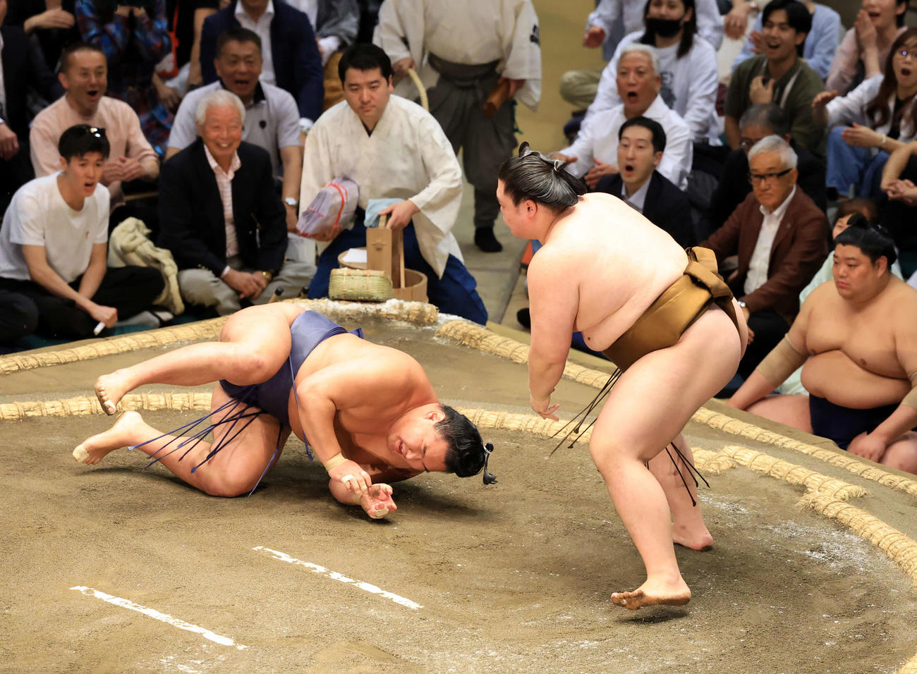 王鵬（右）にはたき込みで敗れる豊昇龍（撮影・浅見桂子）