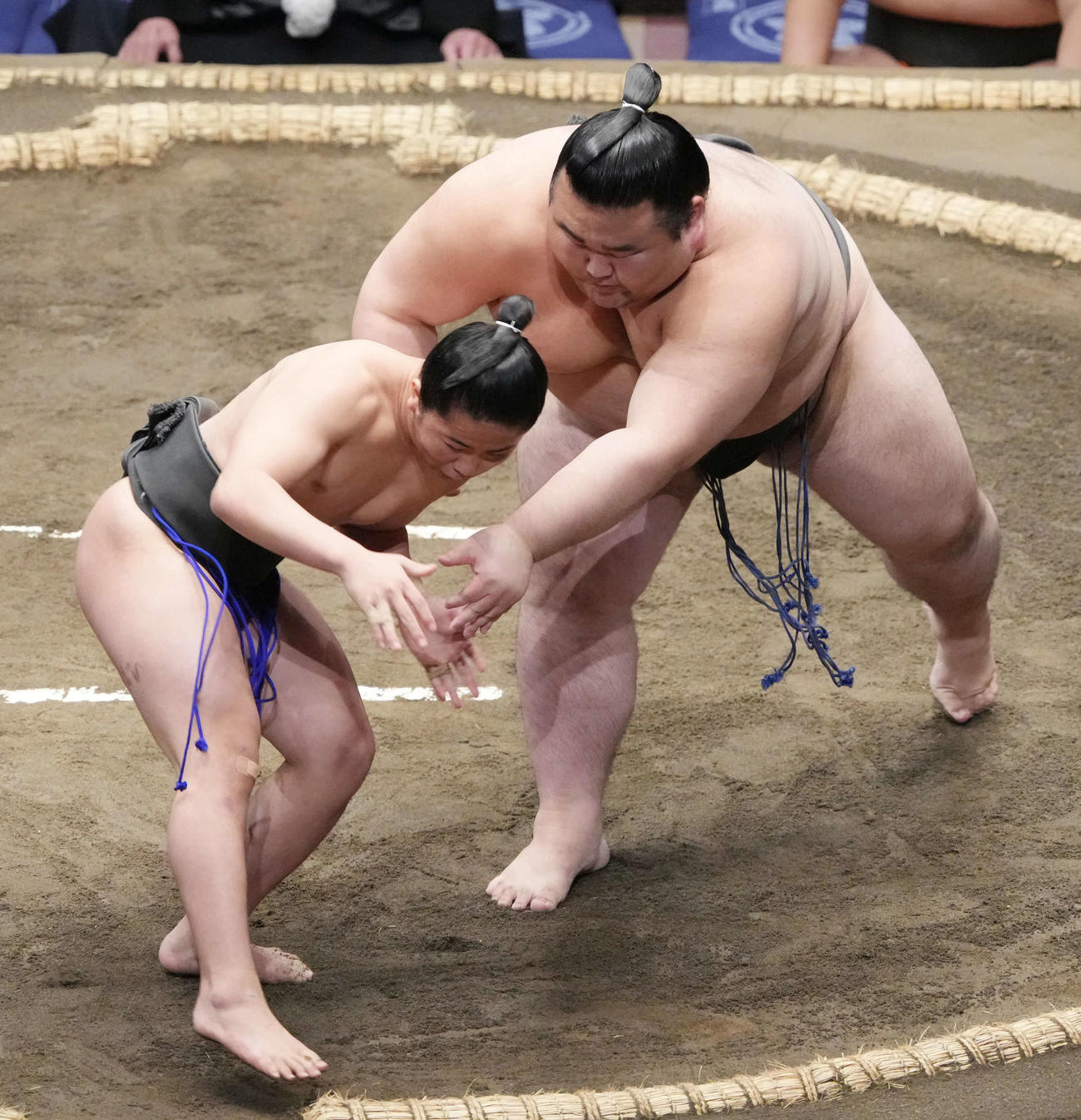 備巌山に攻め込まれた康誠（左）は土俵際でくるりと身をかわす（撮影・小沢裕）