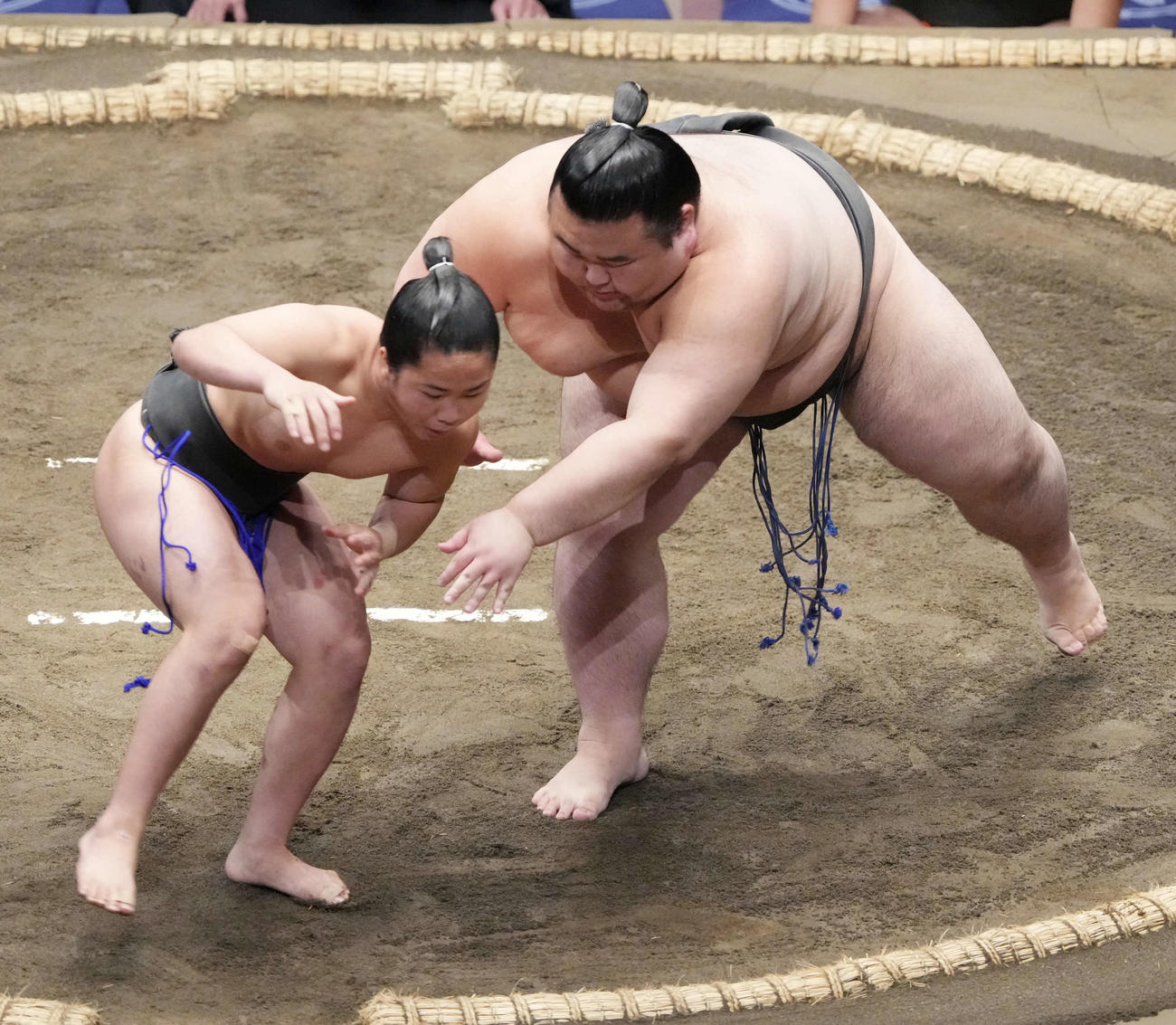 備巌山に攻め込まれた康誠（左）は土俵際でくるりと身をかわす（撮影・小沢裕）