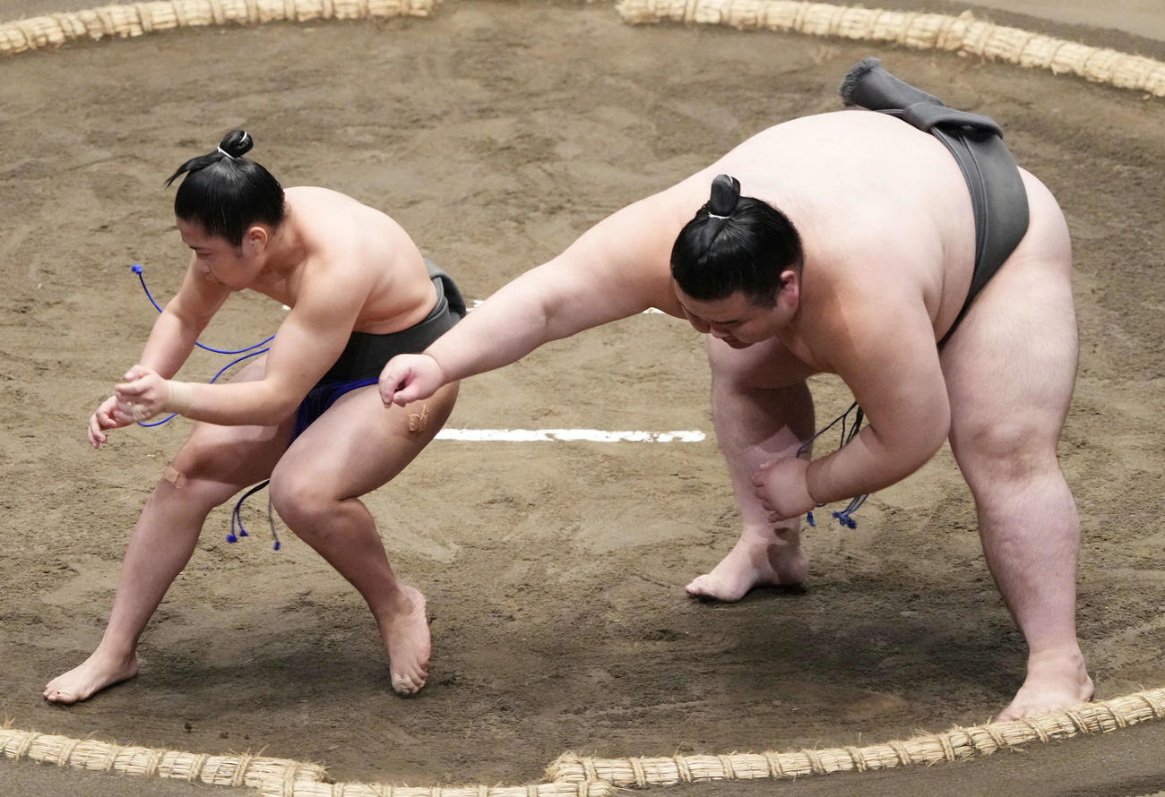 備巌山に攻め込まれた康誠（左）は土俵際でくるりと身をかわす（撮影・小沢裕）