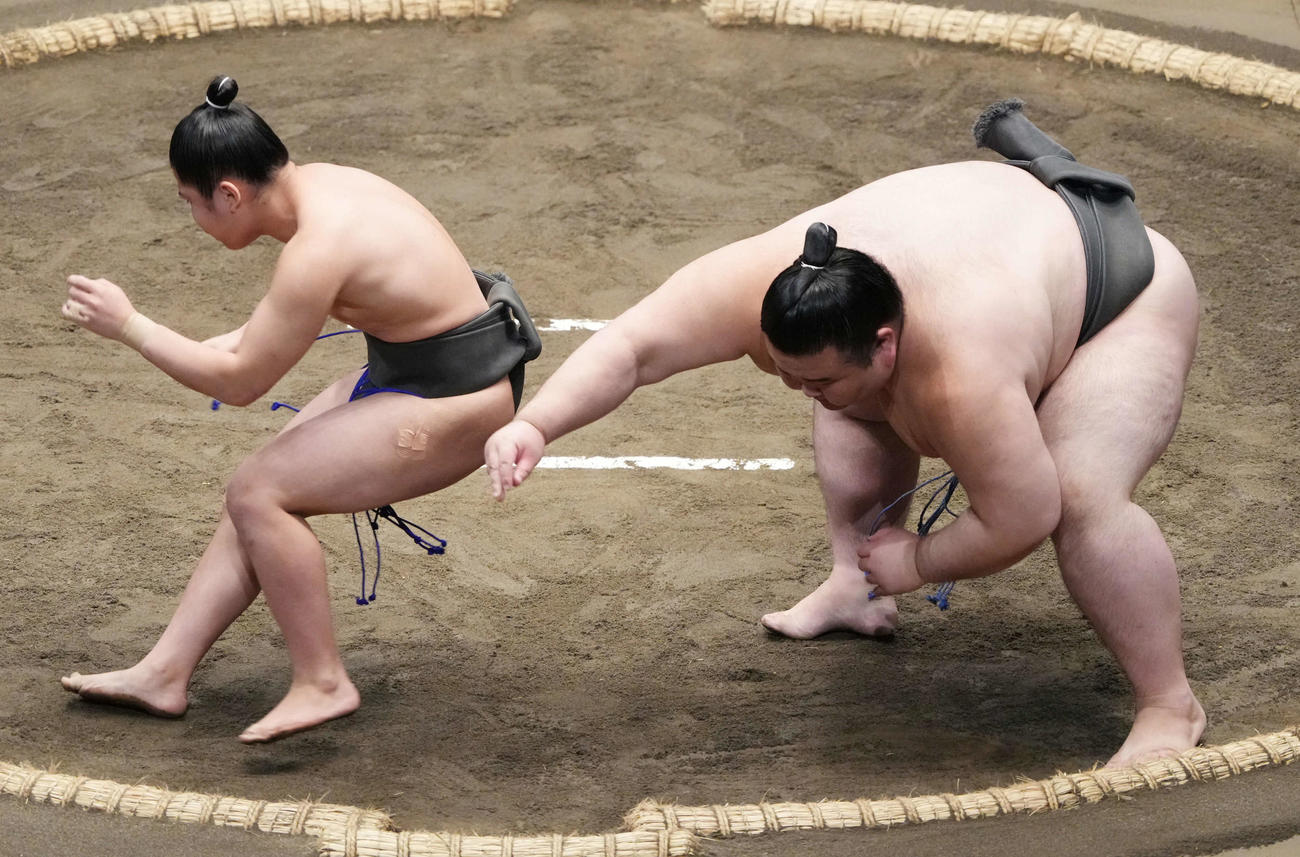 備巌山に攻め込まれた康誠（左）は土俵際でくるりと身をかわす（撮影・小沢裕）
