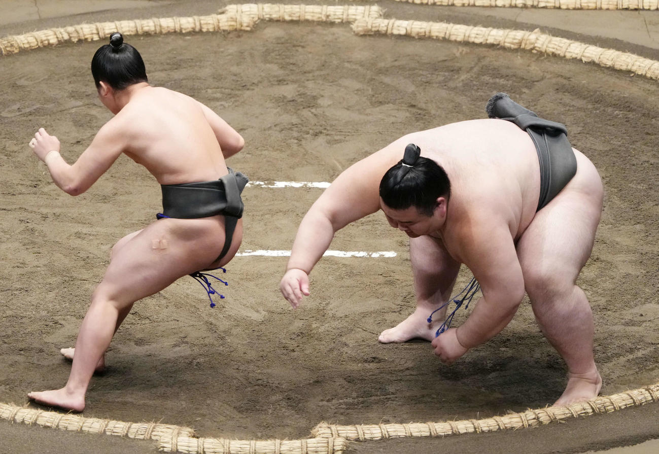 備巌山に攻め込まれた康誠（左）は土俵際でくるりと身をかわす（撮影・小沢裕）