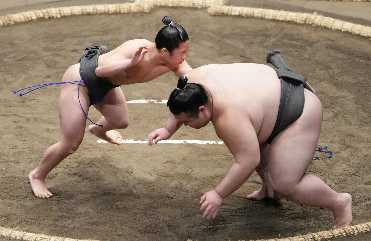 バランスを崩した備巌山（右）を突き落としで破る康誠（撮影・小沢裕）
