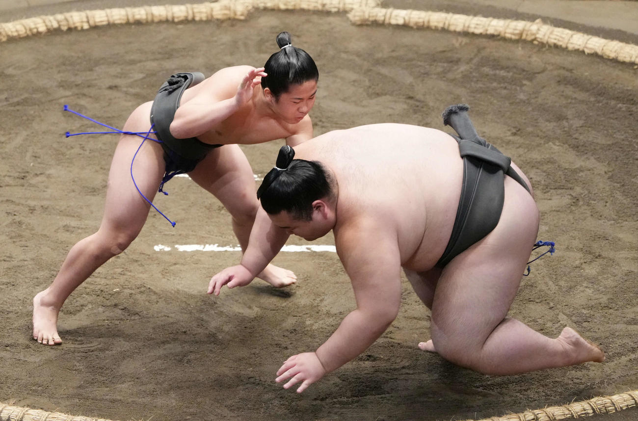 バランスを崩した備巌山（右）を突き落としで破る康誠（撮影・小沢裕）