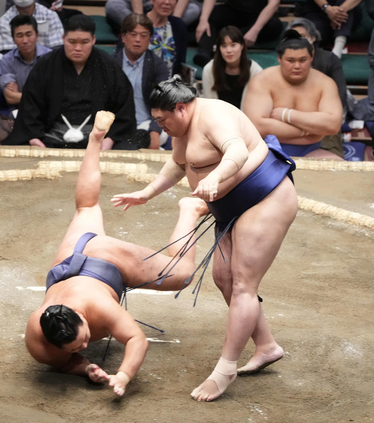 豊昇龍（左）は阿炎に引き落としで敗れる。右奥は土俵下控えの大の里（撮影・小沢裕）