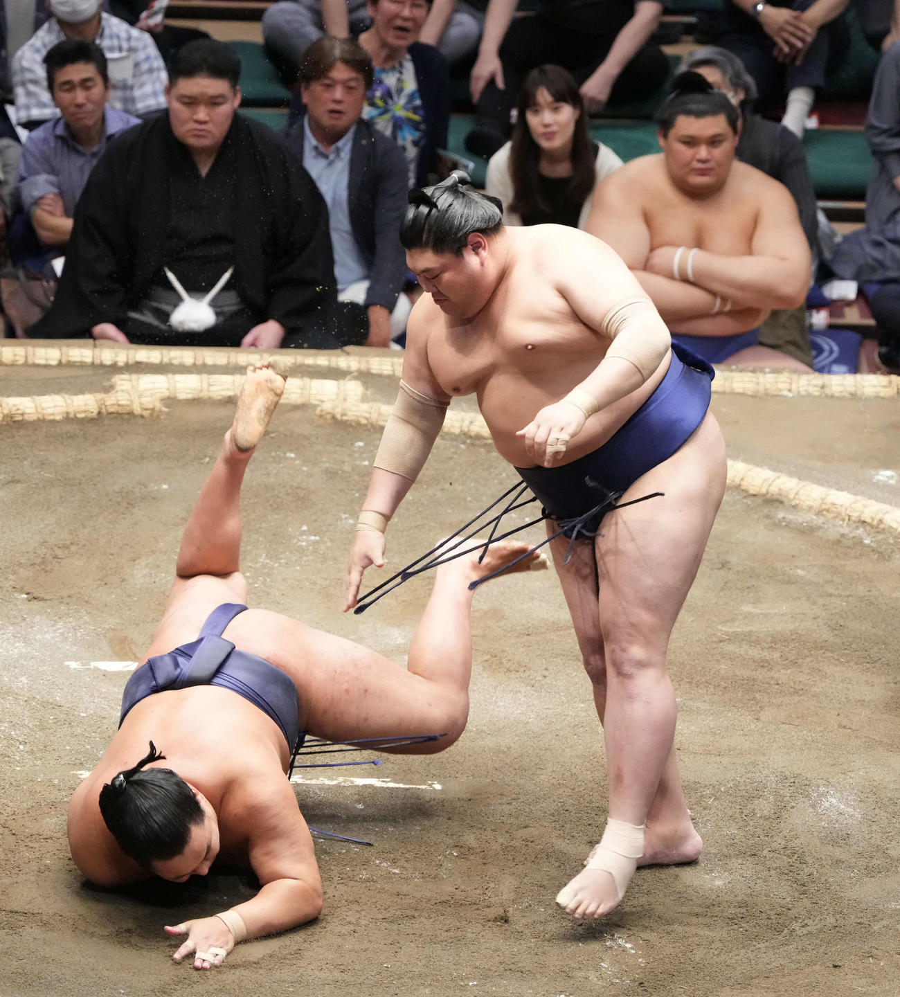 豊昇龍（左）は阿炎に引き落としで敗れる。右奥は土俵下控えの大の里（撮影・小沢裕）