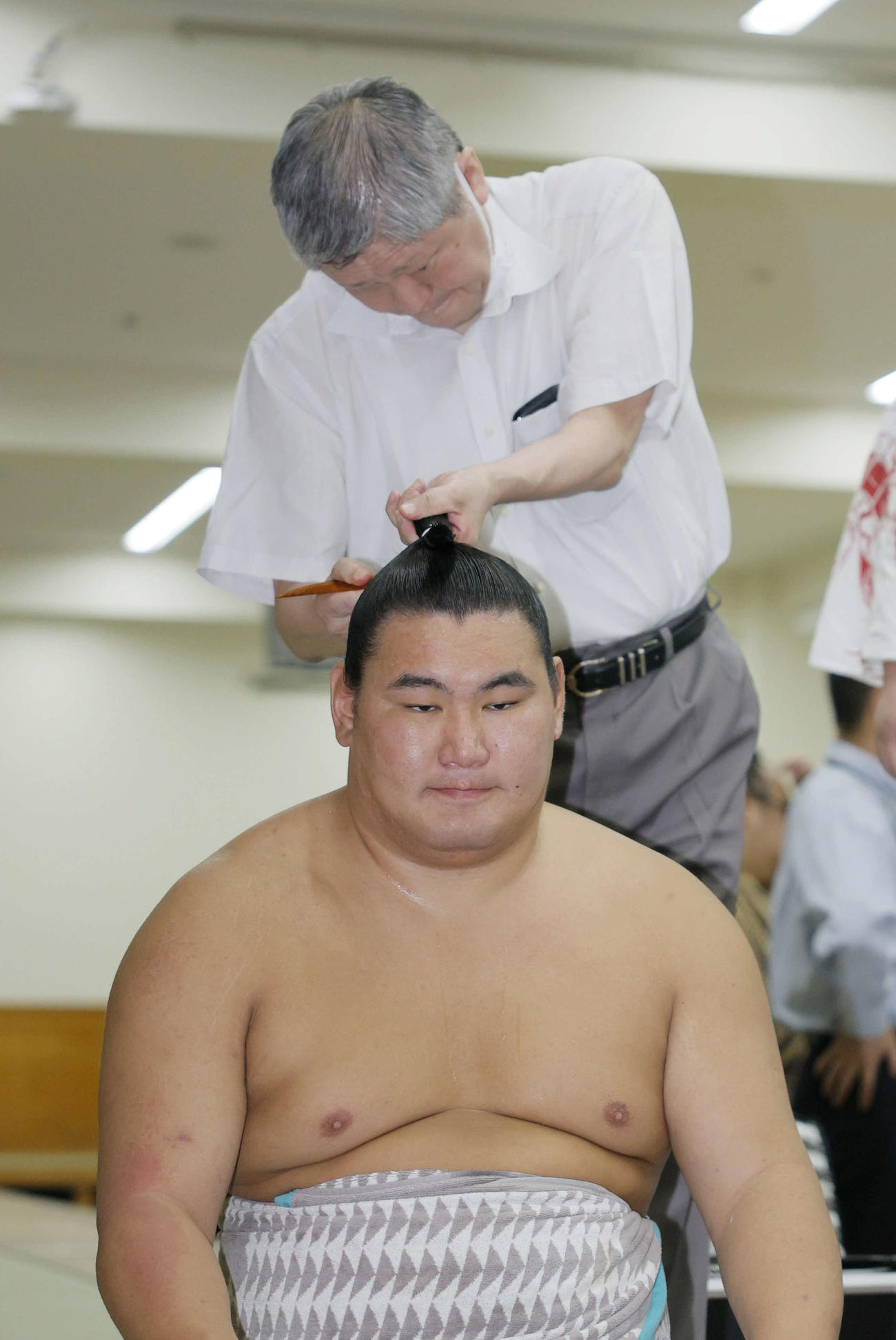 2連敗を喫した豊昇龍はうつむき加減で髪を整えてもらう