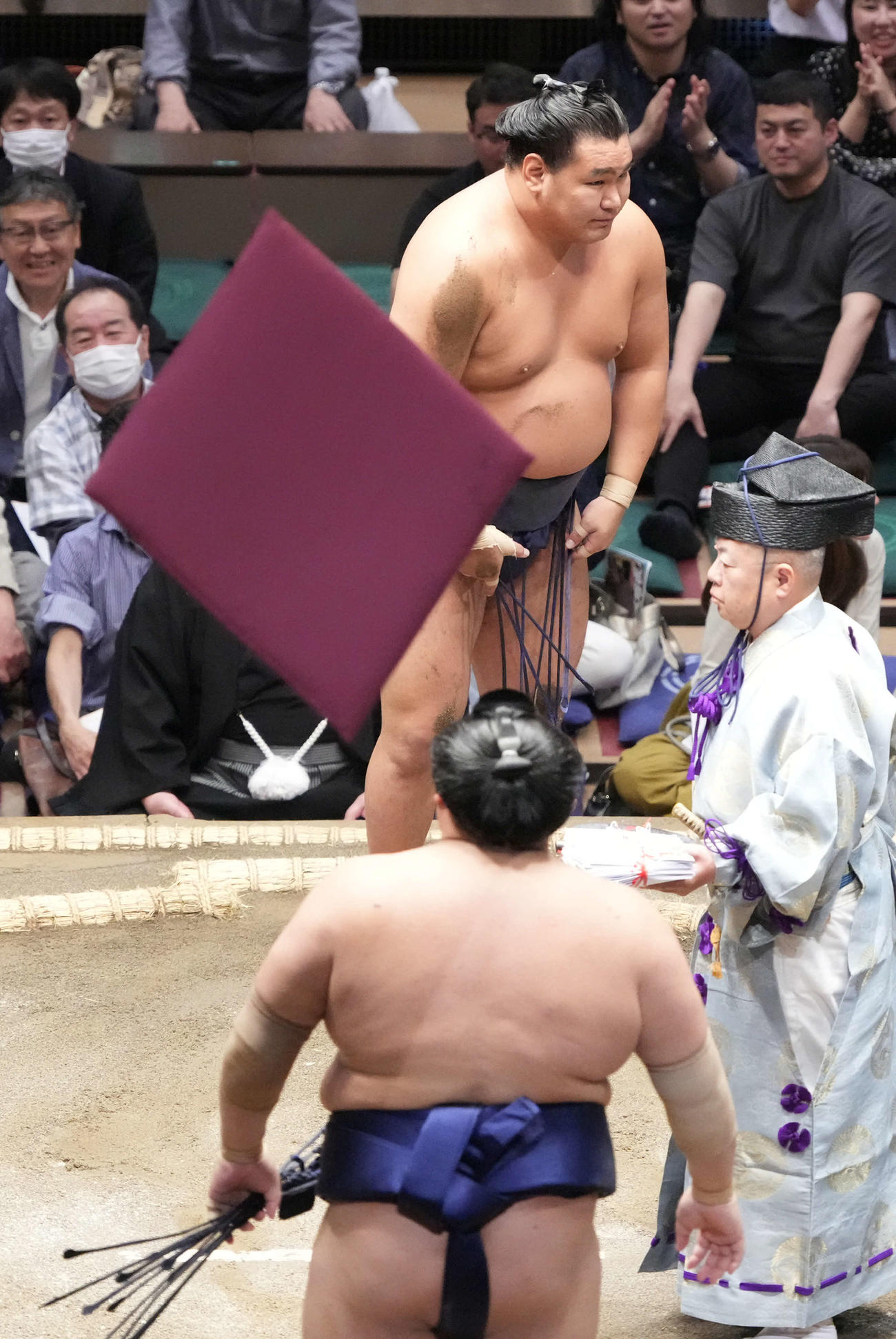 豊昇龍は阿炎（手前）に引き落としで敗れ館内に座布団が舞うなか悔しそうな表情を見せる（撮影・小沢裕）