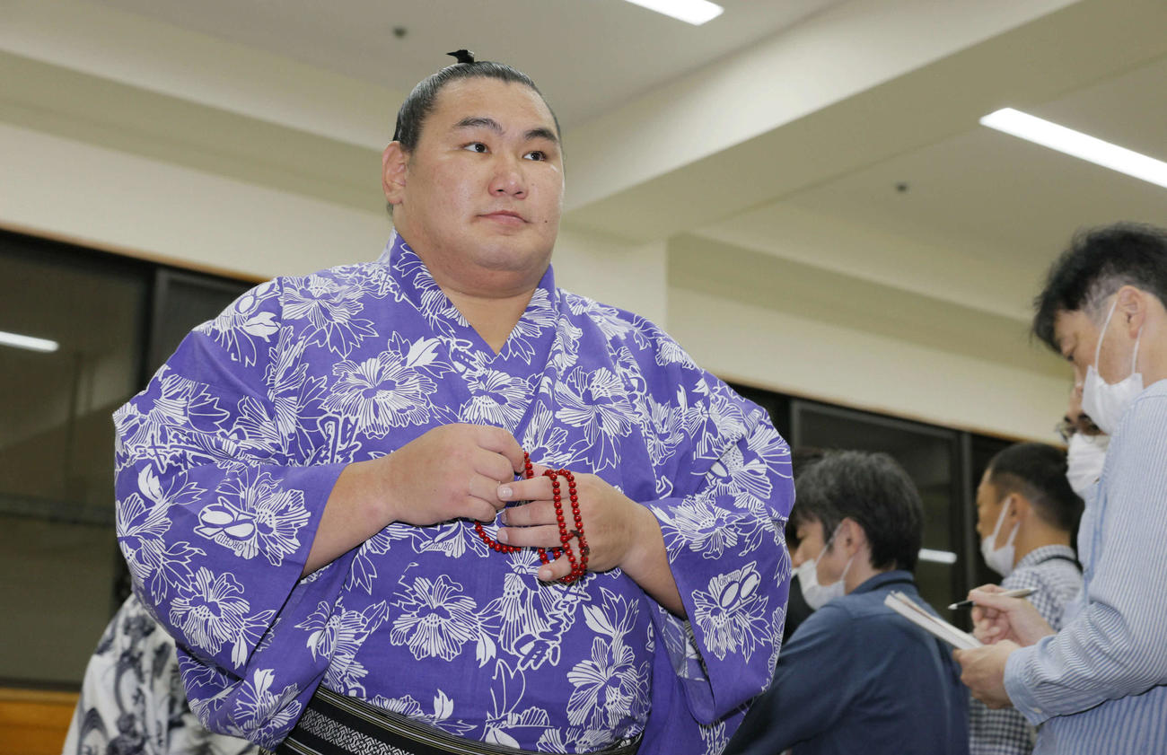 2連敗を喫した豊昇龍は報道陣を背に支度部屋を引き揚げる