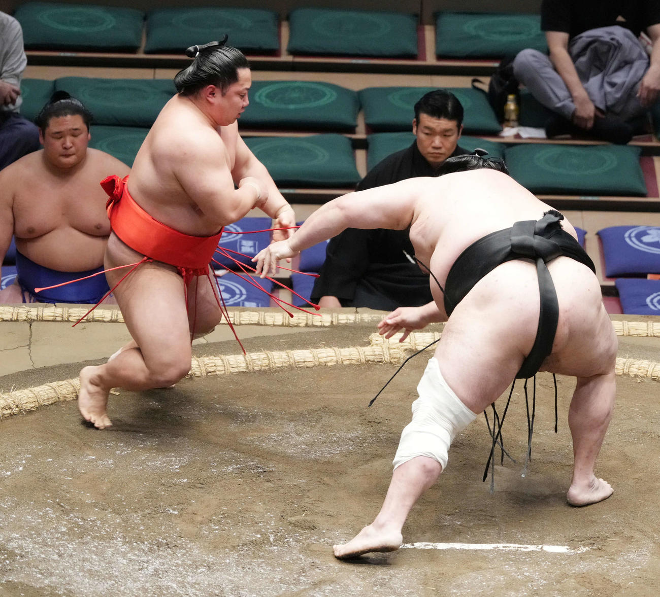 大奄美（右）を引き落としで破る宮乃風（撮影・小沢裕）