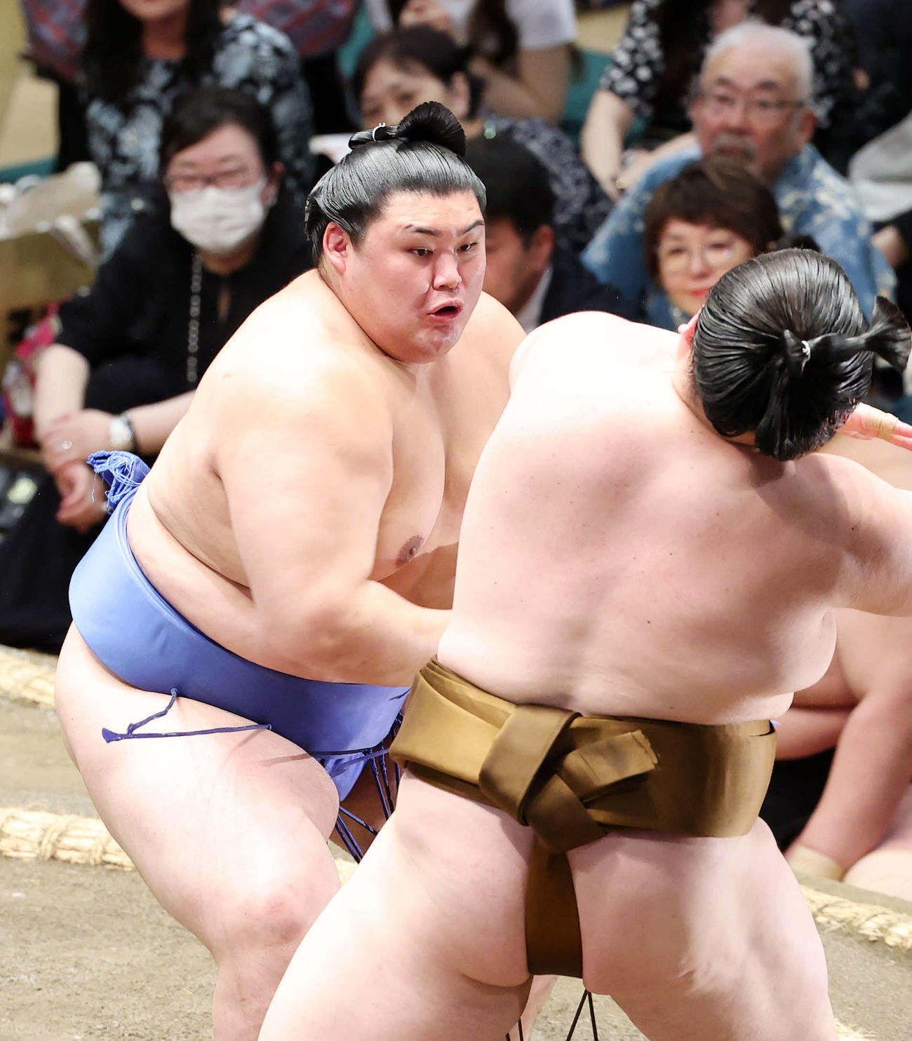 王鵬（右）を攻める大の里（撮影・鈴木正人）
