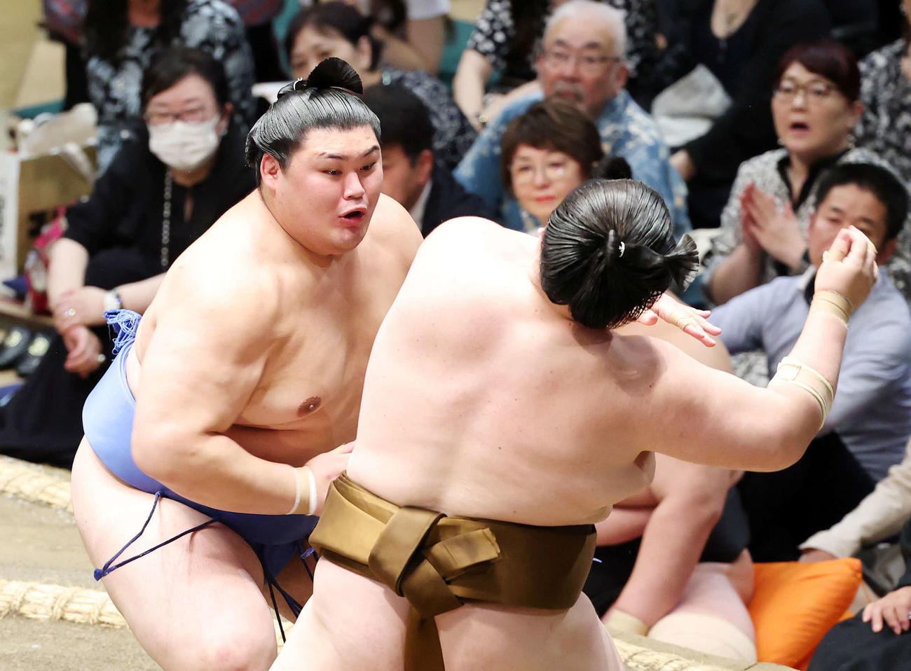 王鵬（右）を攻める大の里（撮影・鈴木正人）