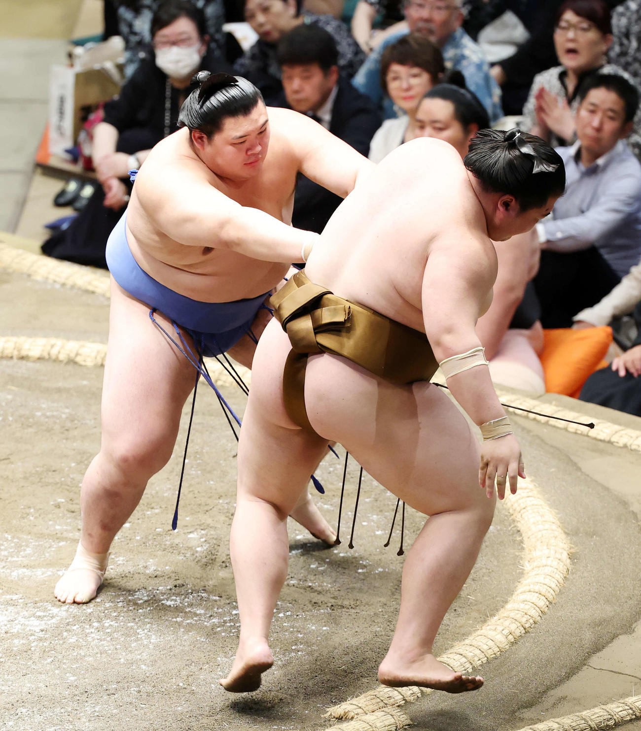 王鵬（右）を押し出しで破る大の里（撮影・鈴木正人）