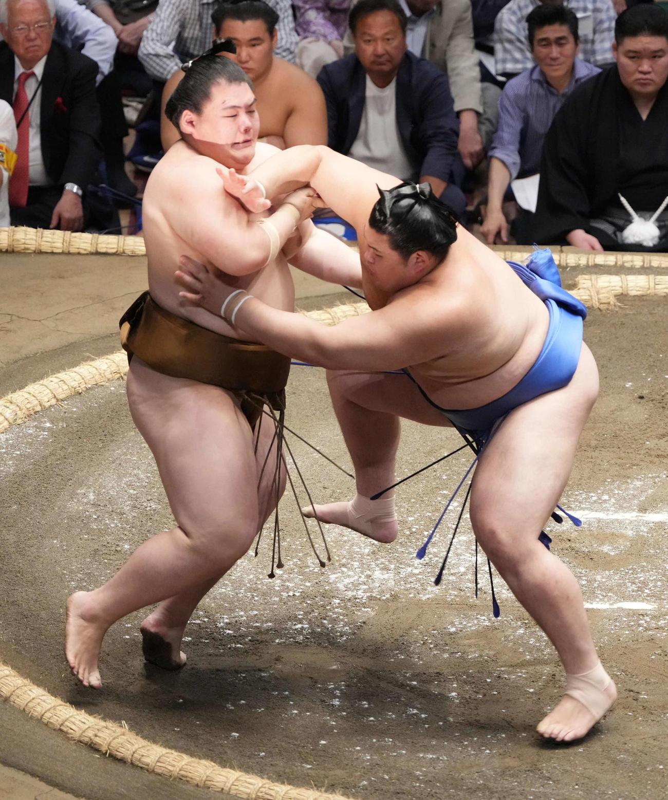 大の里（右）は王鵬を押し出しで破る（撮影・小沢裕）
