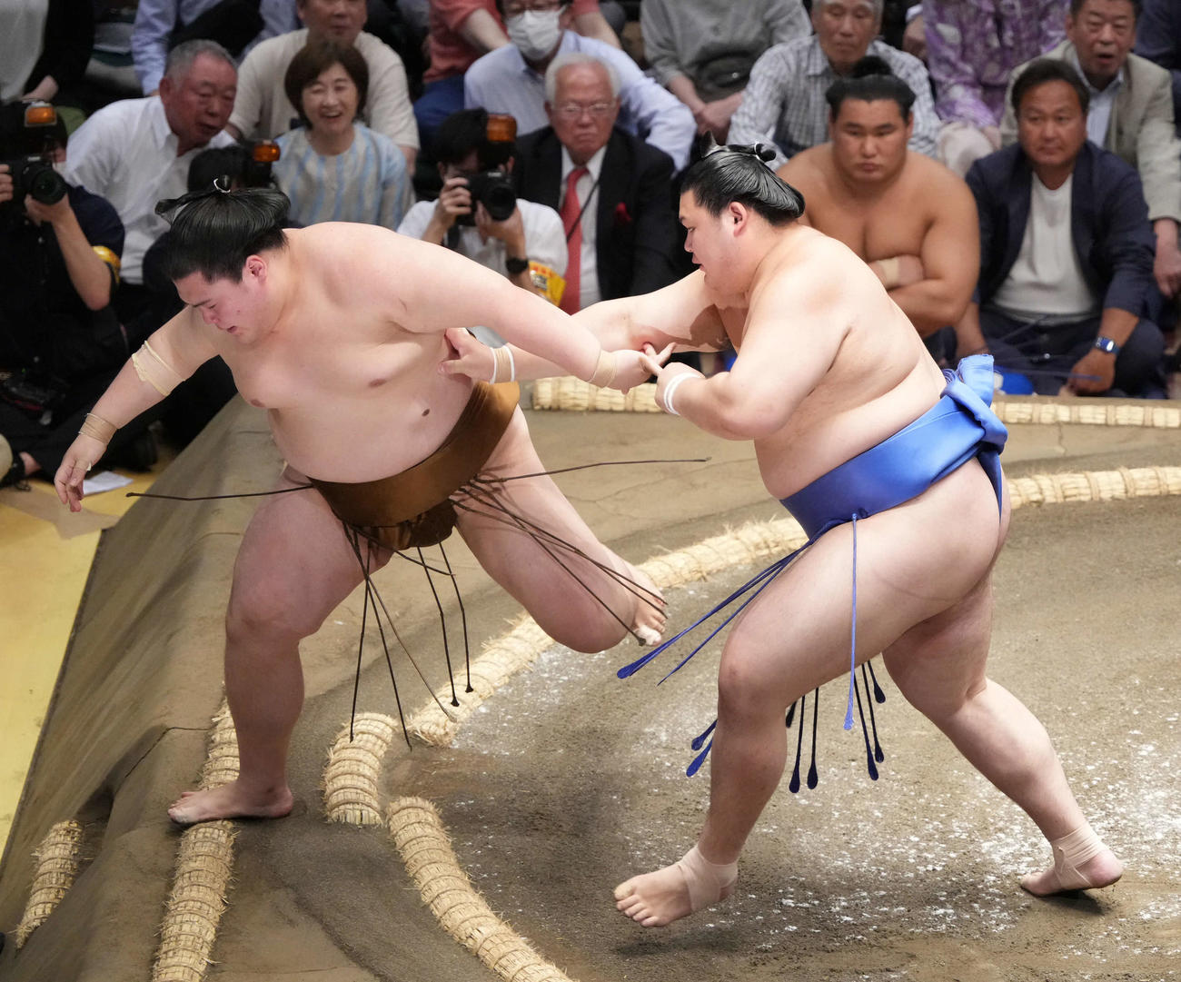 大の里（右）は王鵬を押し出しで破る（撮影・小沢裕）