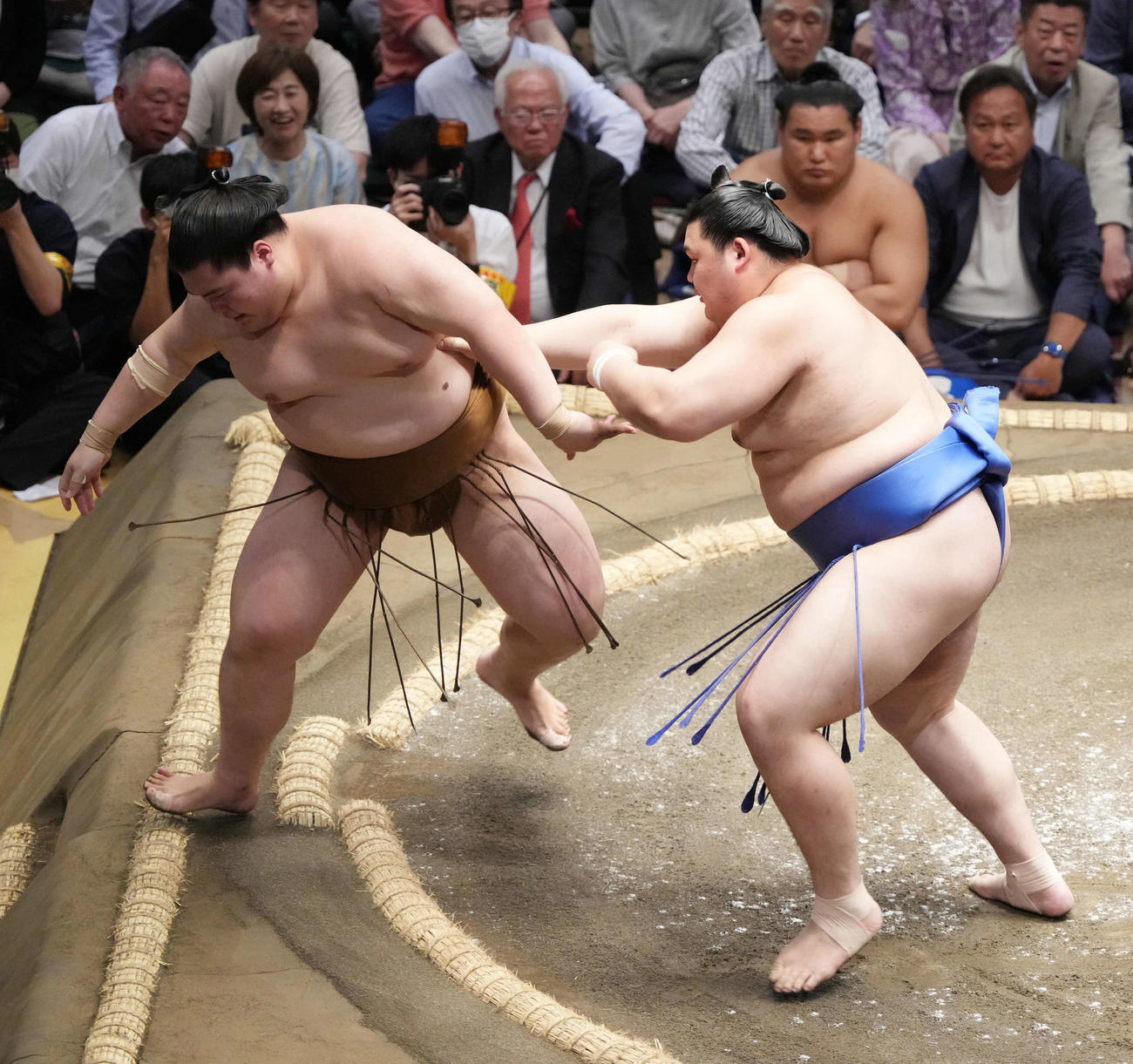 大の里（右）は王鵬を押し出しで破る（撮影・小沢裕）