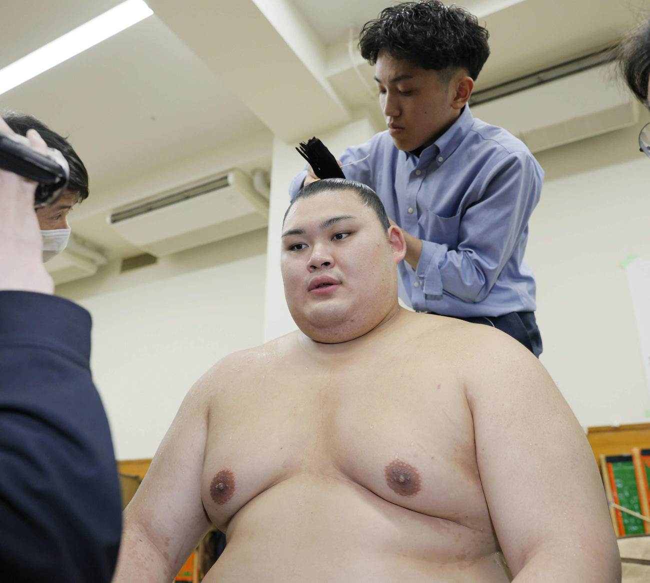 支度部屋で報道陣の取材に応える大の里