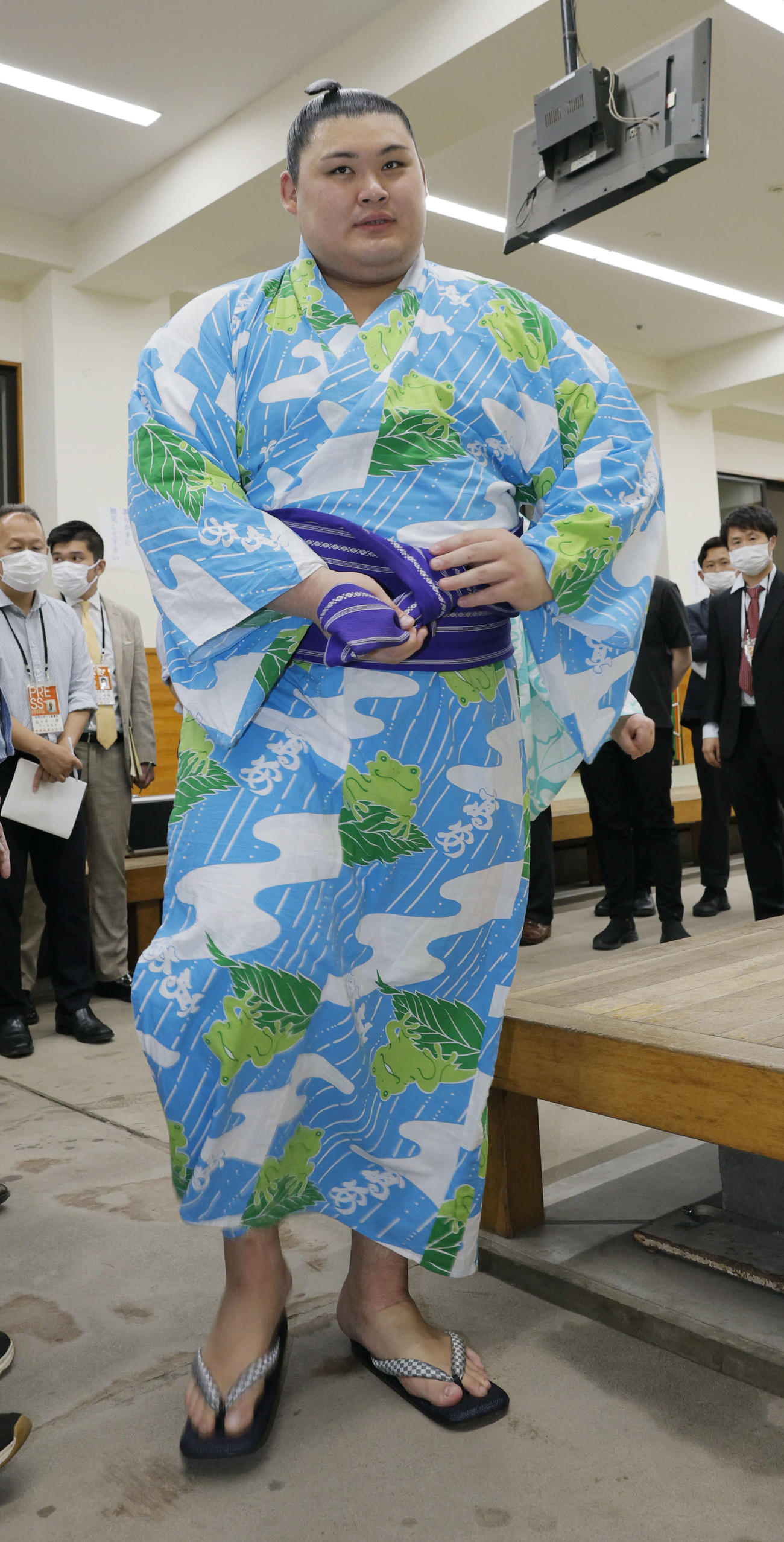 支度部屋で報道陣の取材に応える大の里