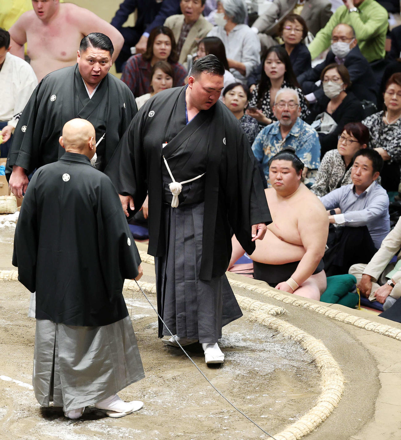 獅司と遠藤の取組で蛇の目を確認する二所ノ関親方（右）（撮影・鈴木正人）