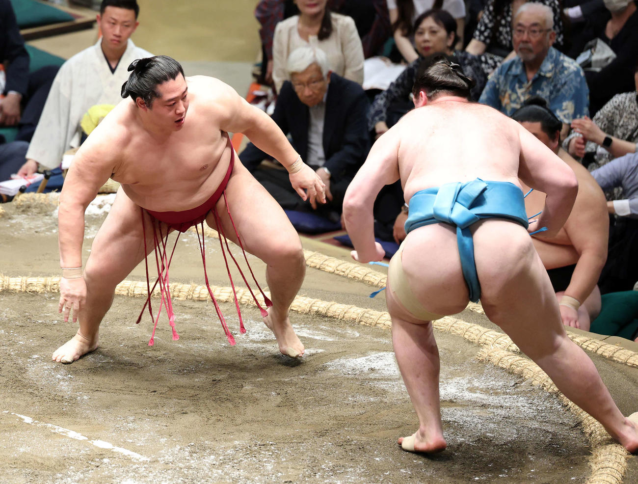 獅司（右）をはたき込みで破る遠藤（撮影・鈴木正人）