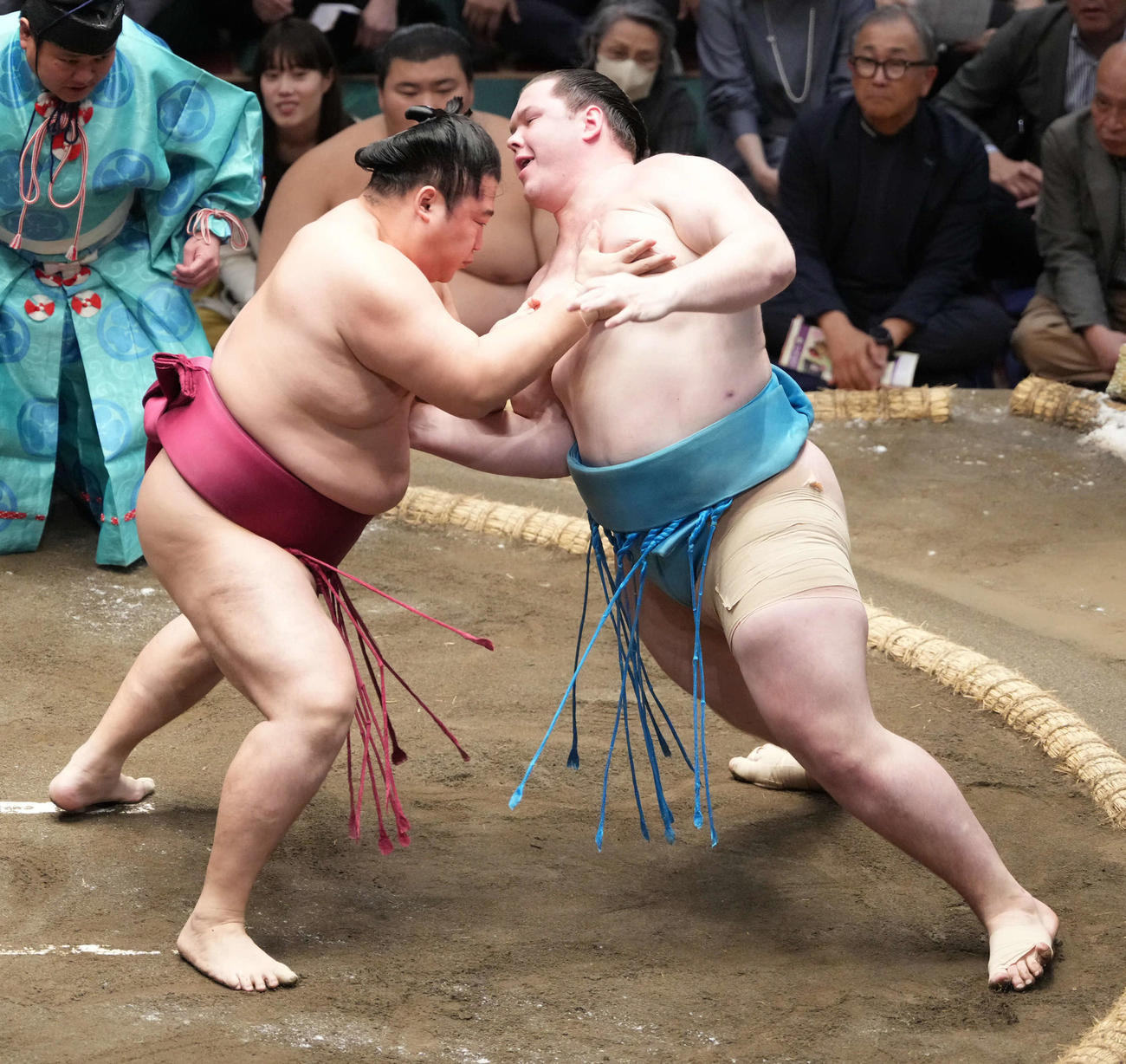 獅司（右）を土俵際へ攻め込む遠藤（撮影・小沢裕）