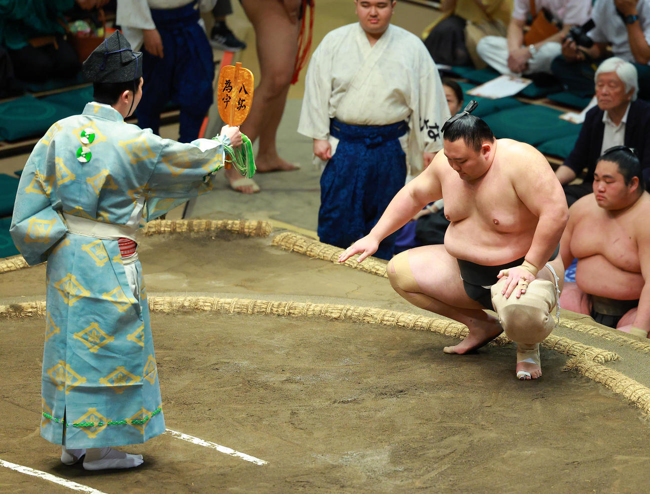 勝ち名乗りを受ける朝乃山（撮影・中島郁夫）