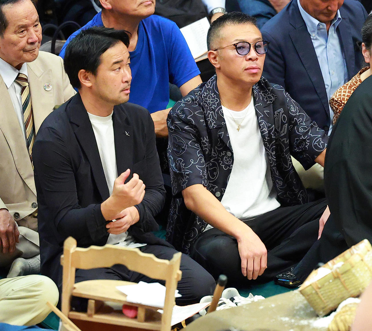 山中慎介氏（左）と内山高志氏と思われる観客（撮影・中島郁夫）