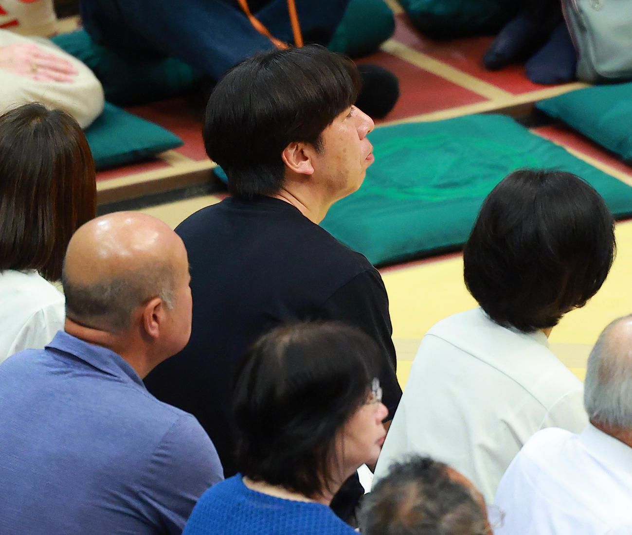 ねづっちと思われる観客（撮影・中島郁夫）