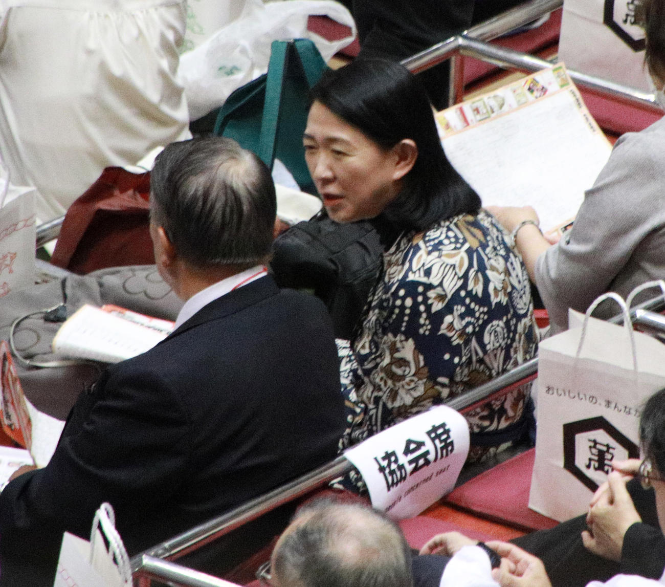 紺野美沙子委員（右）（撮影・中島郁夫）