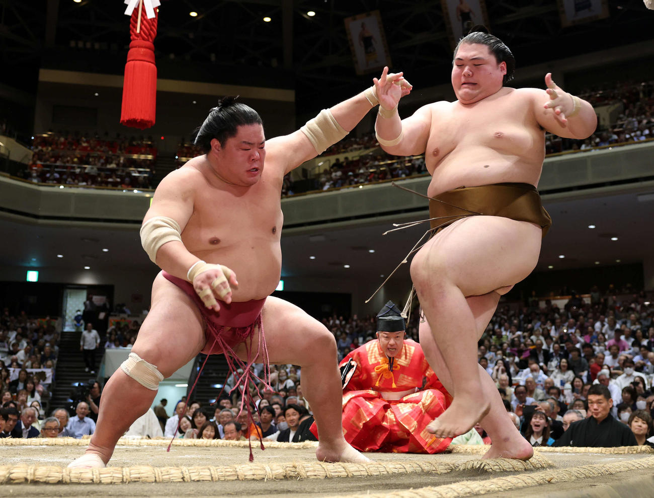 王鵬（右）を突き出しで破る大栄翔（撮影・鈴木正人）