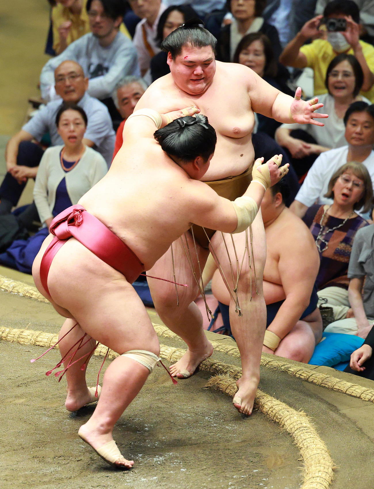 王鵬（右）を突き出しで破る大栄翔（撮影・中島郁夫）