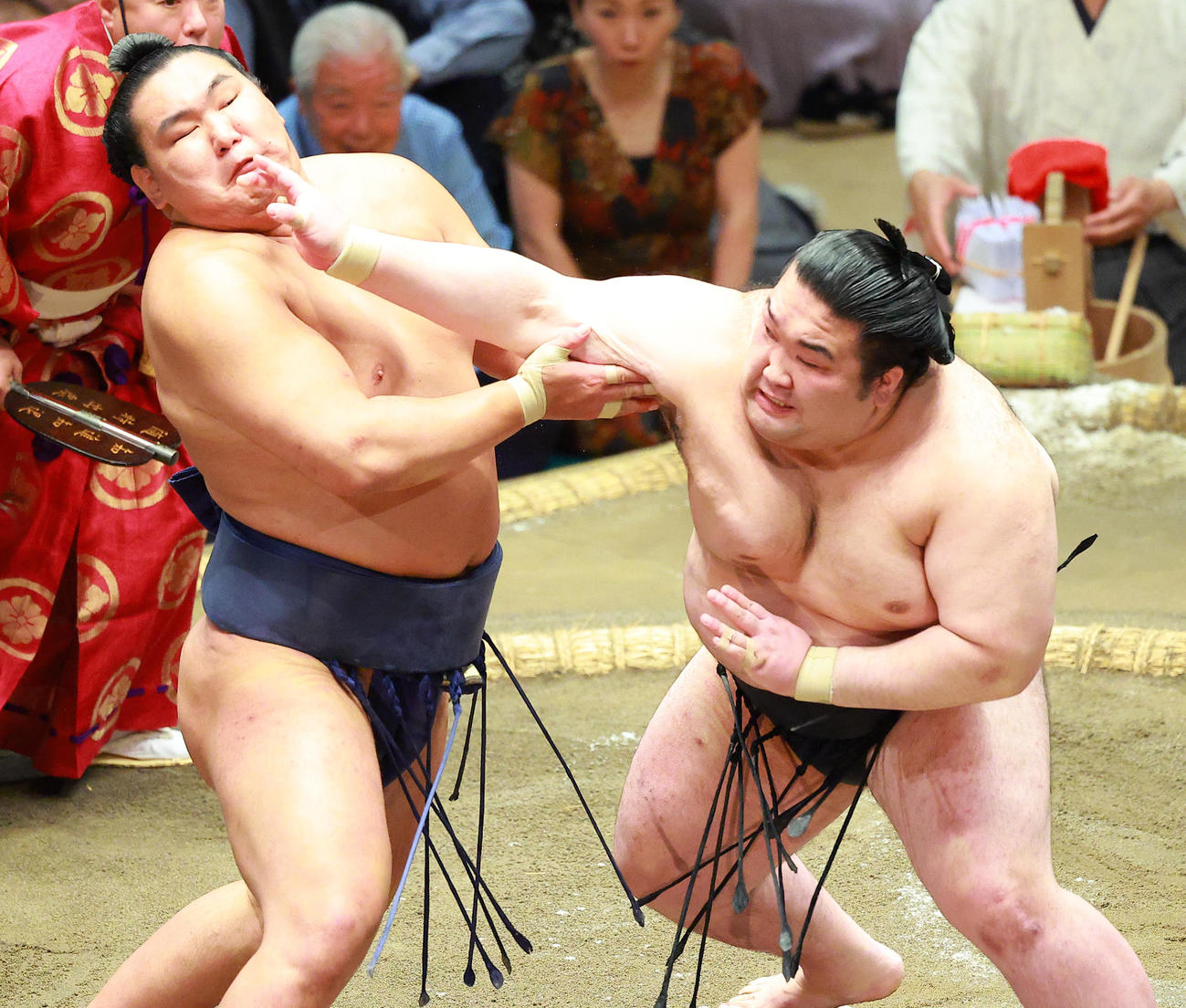 豪ノ山（右）の張り手を堪える豊昇龍（撮影・中島郁夫）