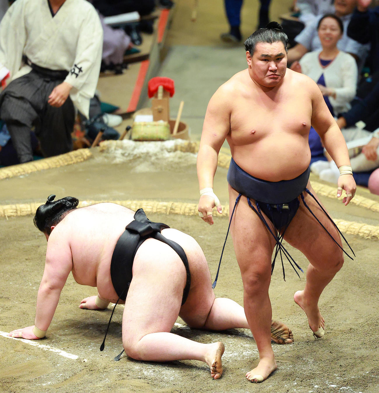 豪ノ山（右）を上手出し投げで破った豊昇龍（撮影・中島郁夫）