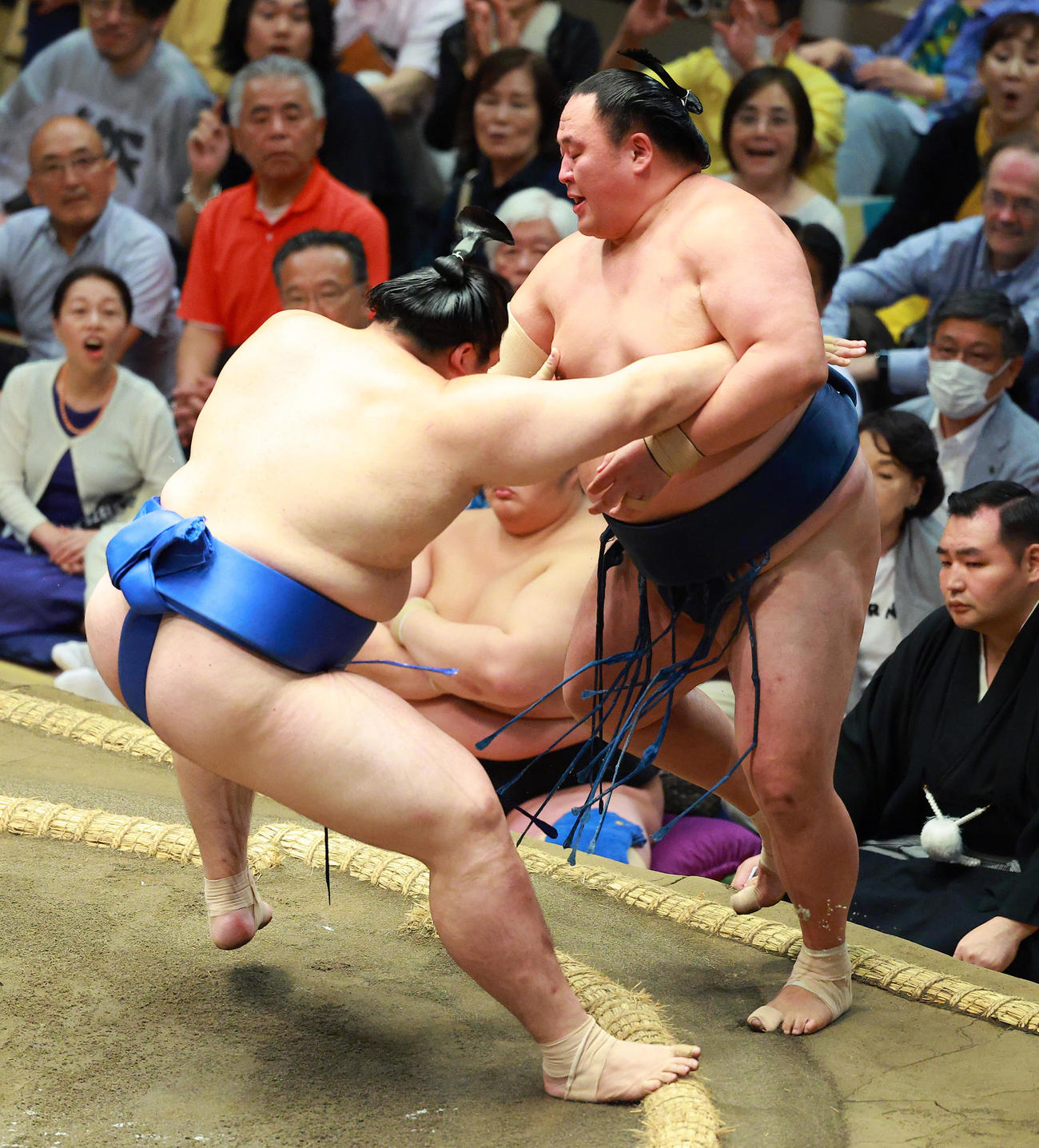 玉鷲（右）を寄り切りで破る大の里（撮影・中島郁夫）