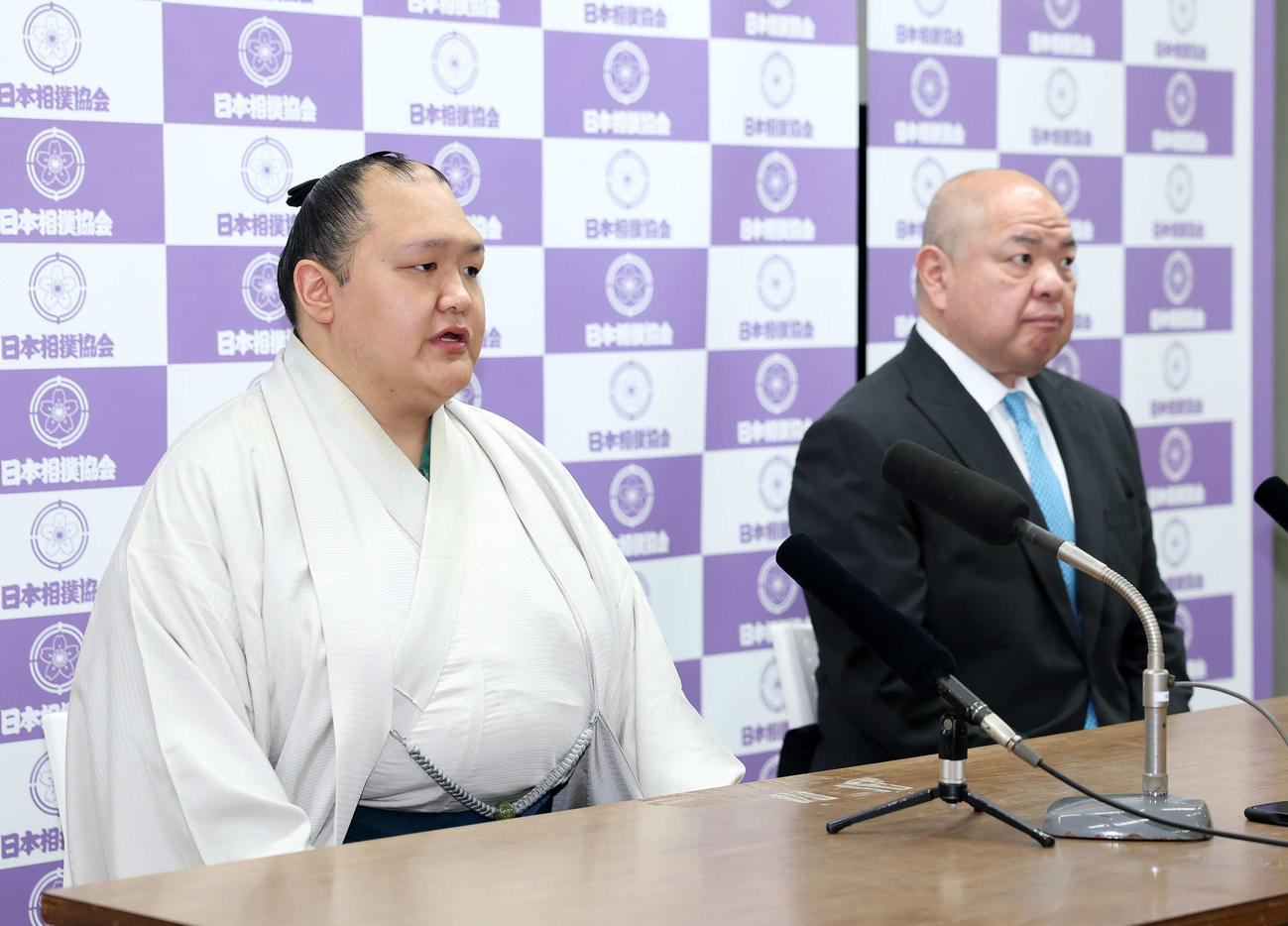 引退会見に臨む北勝富士（左）と師匠の八角理事長（撮影・鈴木正人）